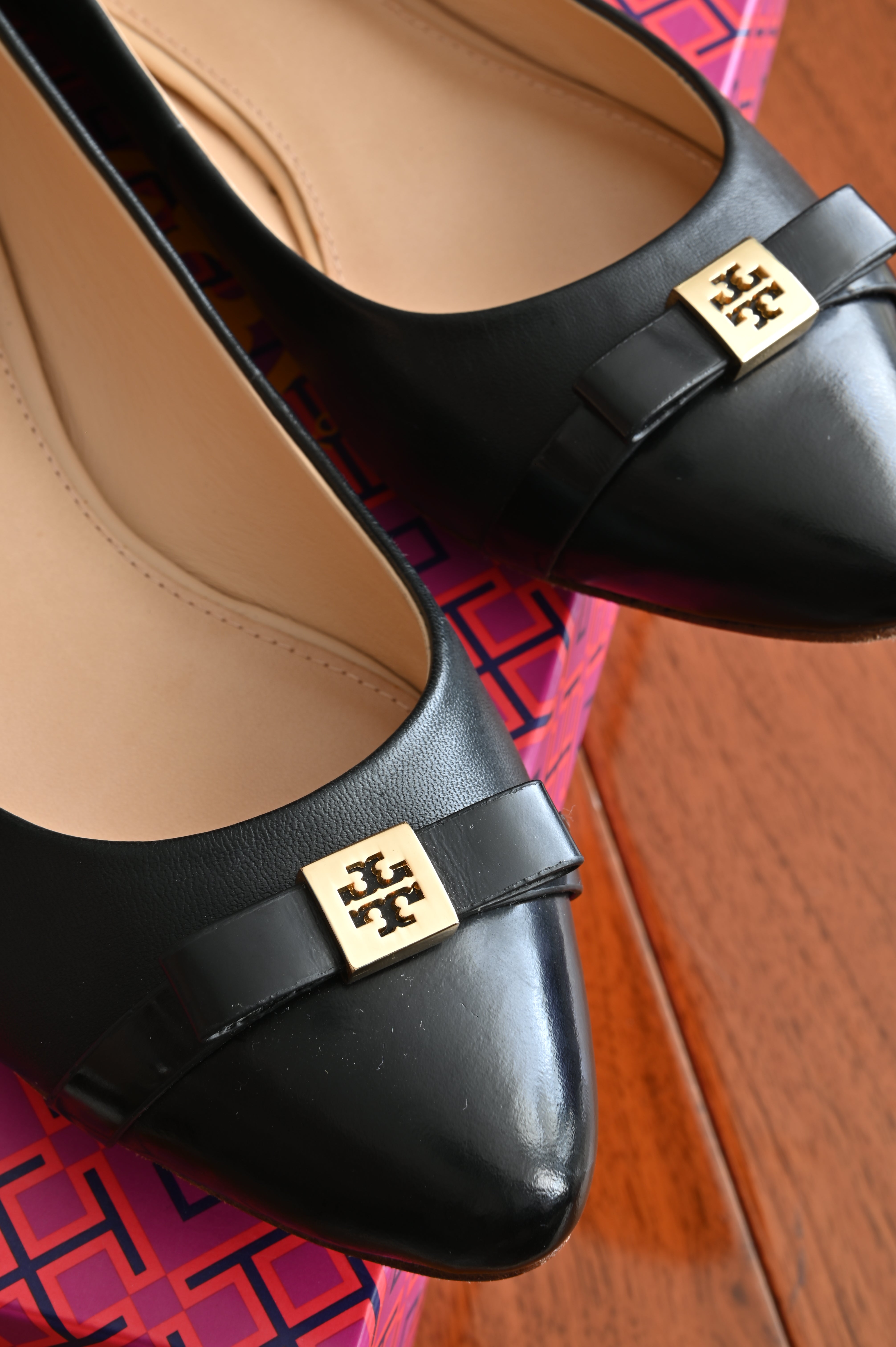 Tory Burch Black Ballet Flats logo