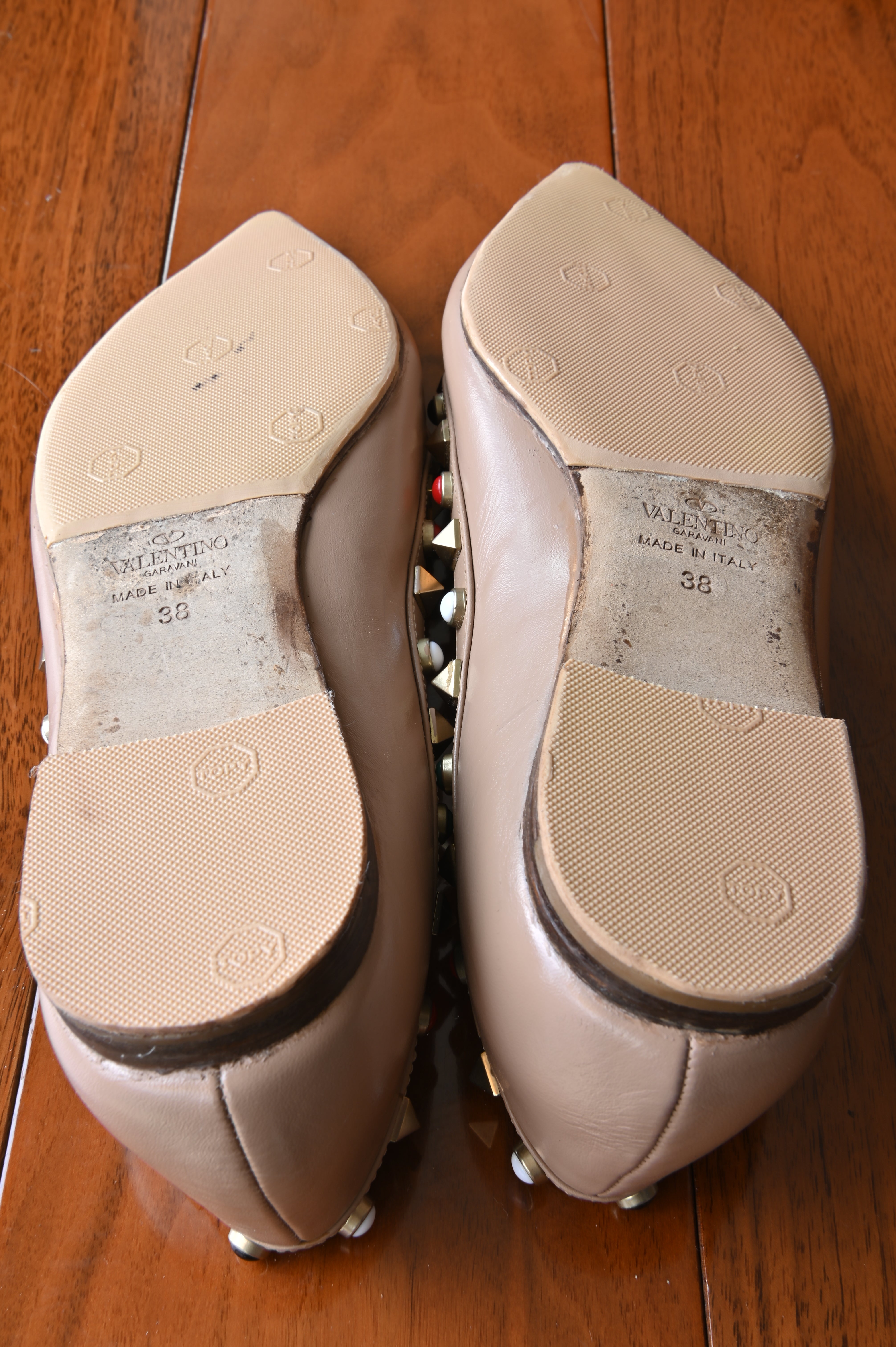 Valentino Garavani Nude Rolling Rockstud Ballet Flats bottom