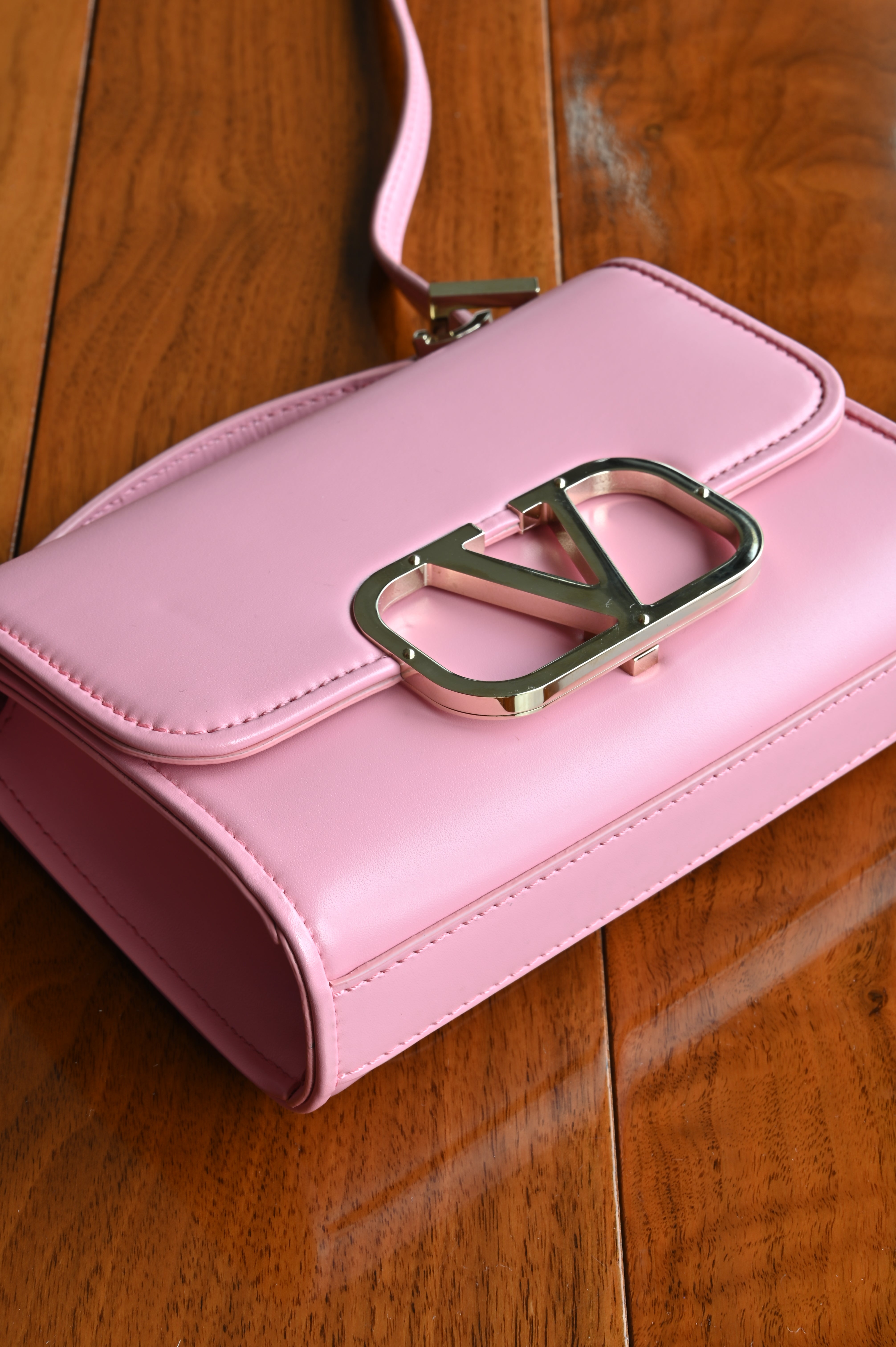 Valentino Garavani Pink VLogo Shoulder Bag corner