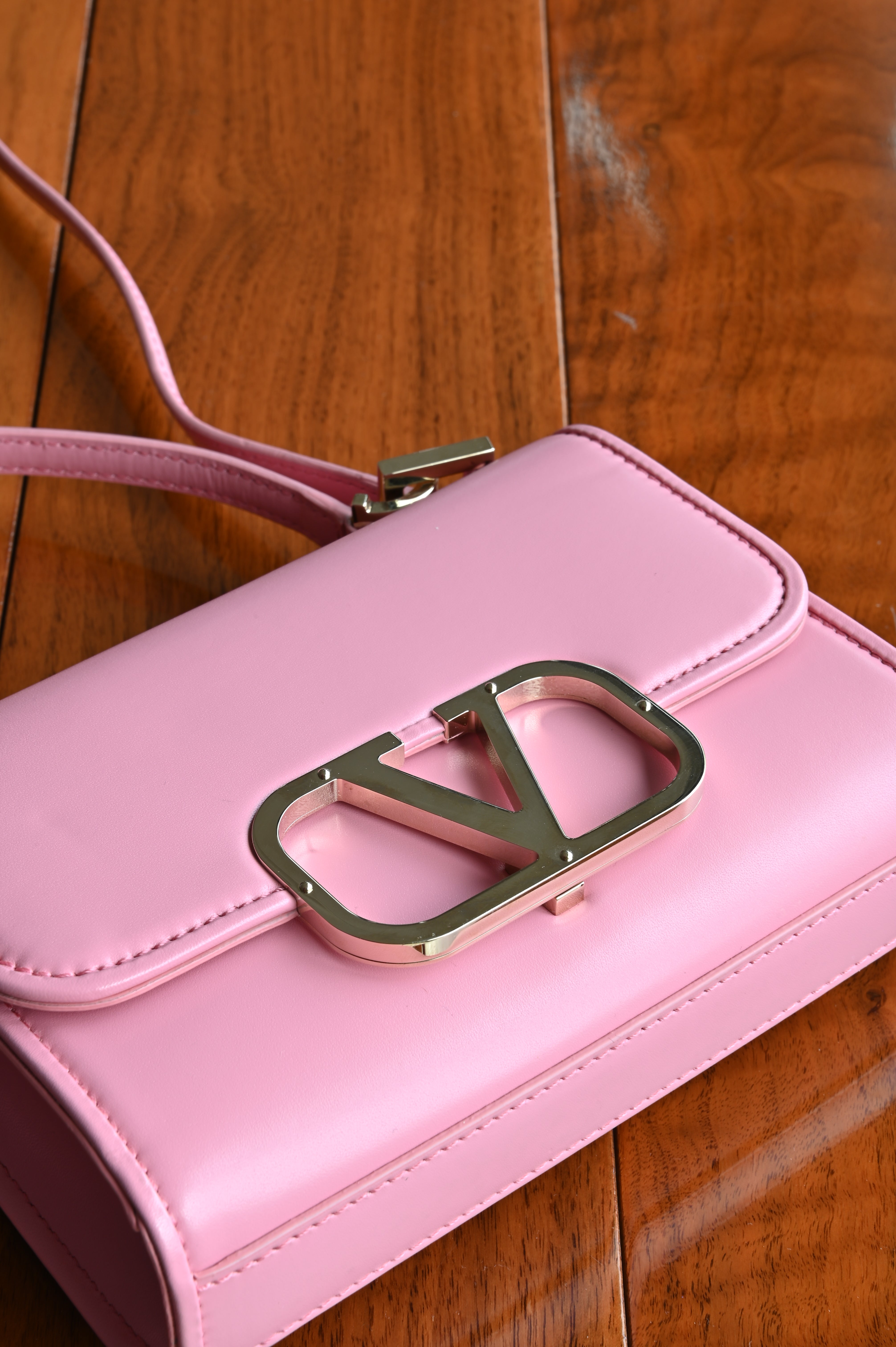 Valentino Garavani Pink VLogo Shoulder Bag detail