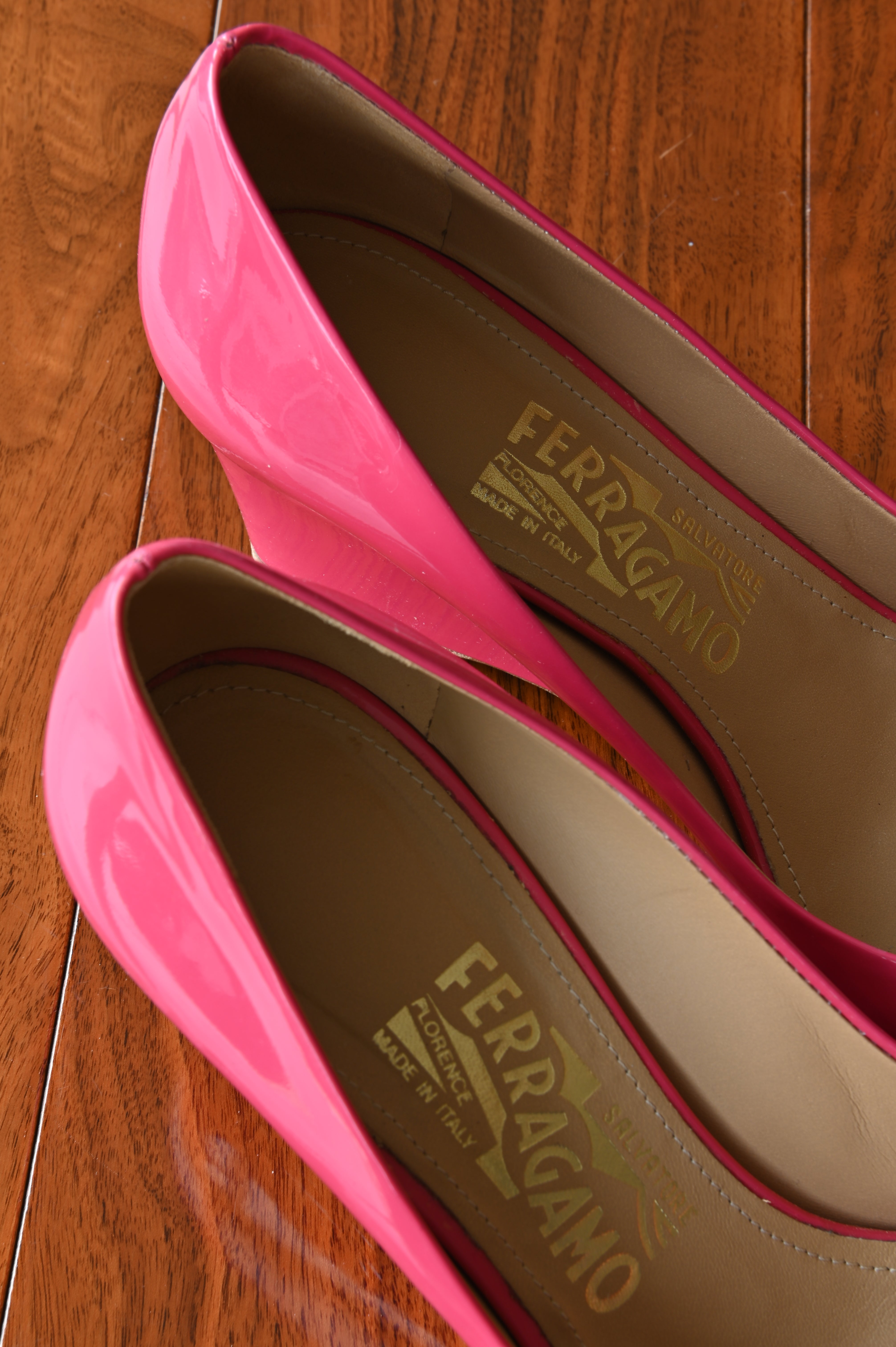 Close-up of the Salvatore Ferragamo gold logo on the beige leather footbeds, highlighting the premium Italian craftsmanship.