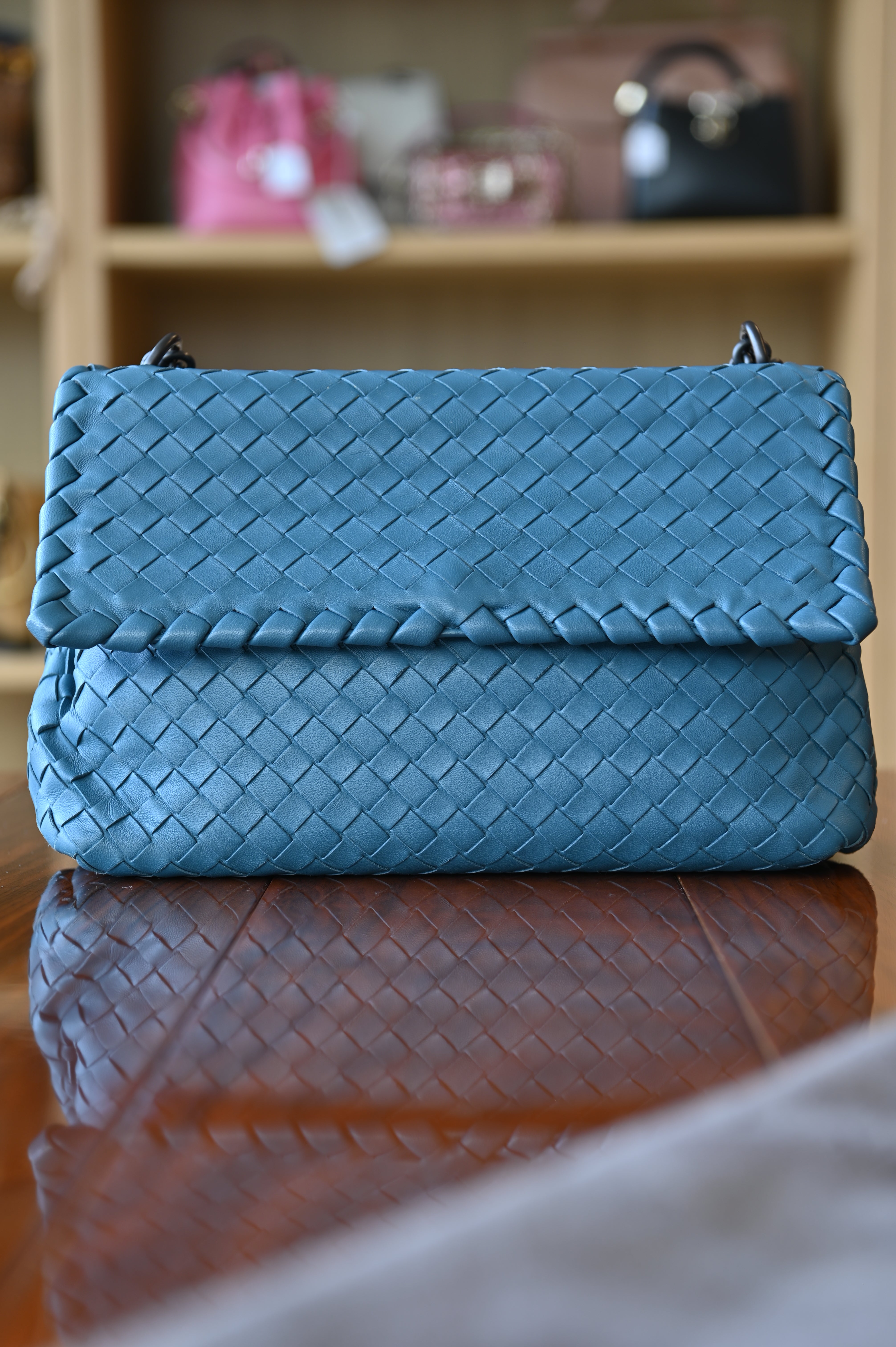 Preloved Authentic Bottega Veneta Teal Blue Roma Intrecciato Bag crafted in woven leather, featuring the brand’s signature Intrecciato craftsmanship, structured silhouette, dual top handles, and spacious interior.