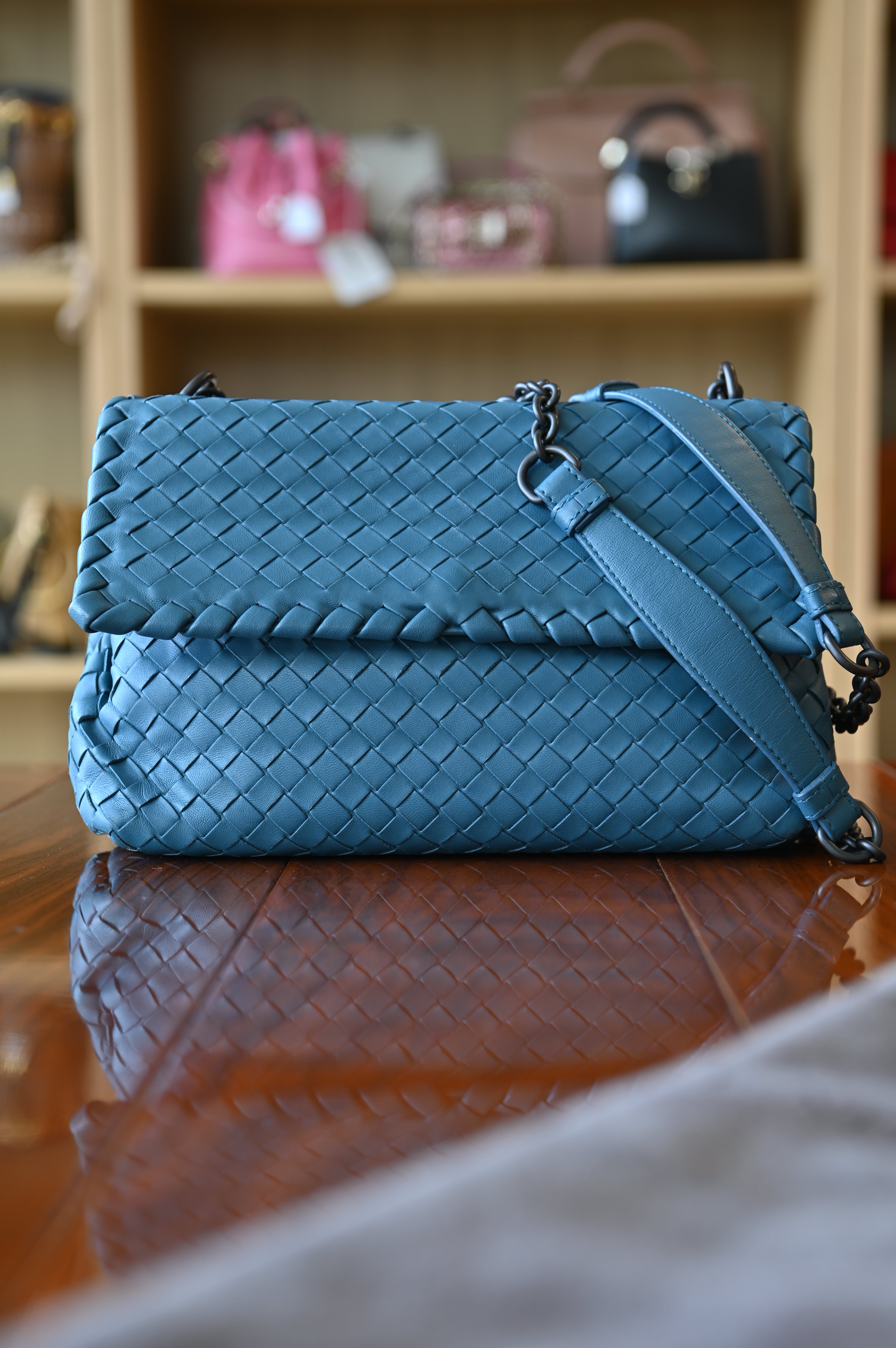 Preloved Authentic Bottega Veneta Teal Blue Roma Intrecciato Bag crafted in woven leather, featuring the brand’s signature Intrecciato craftsmanship, structured silhouette, dual top handles, and spacious interior.