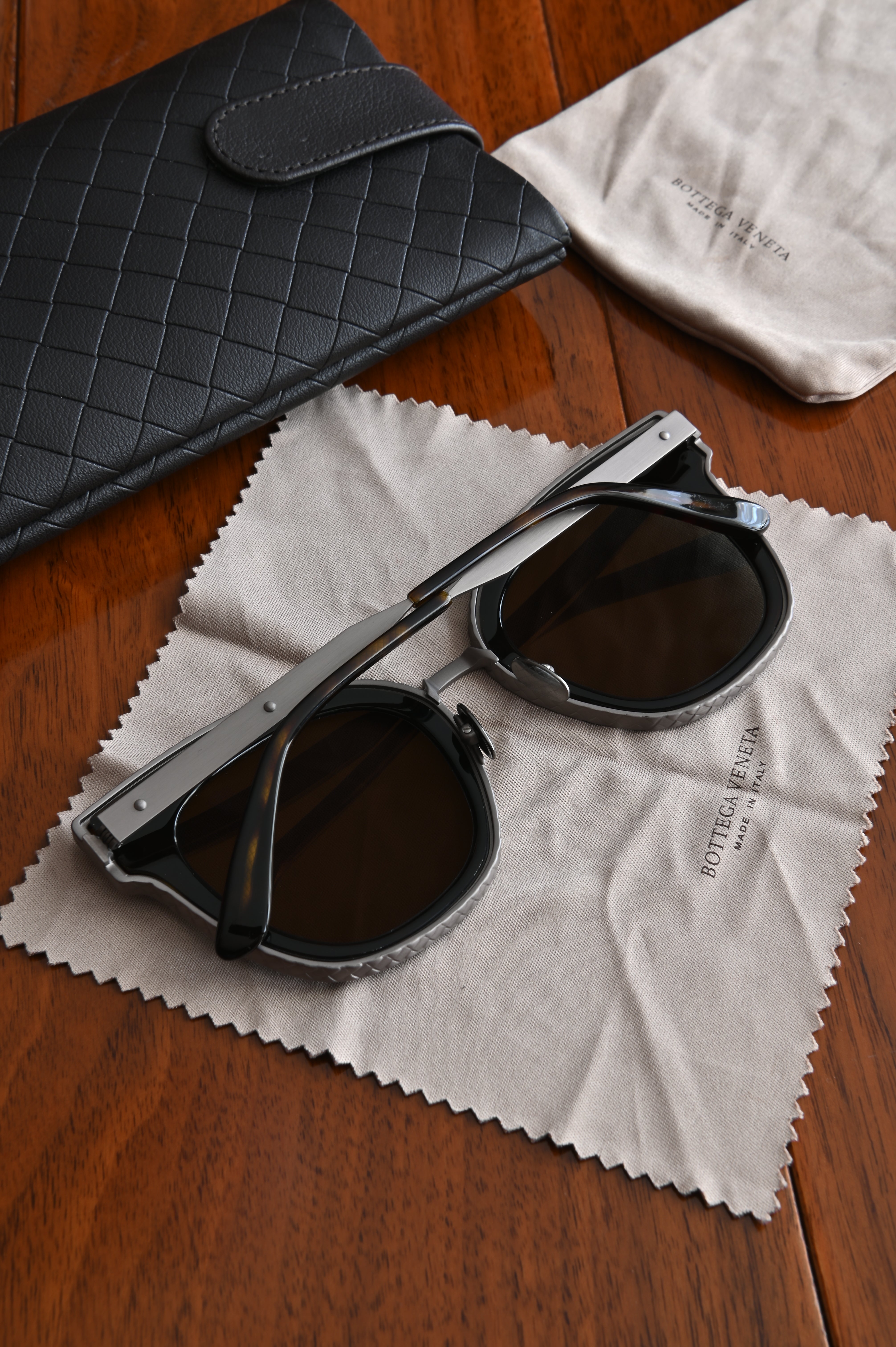 Bottega Veneta Metallic frame Sunglasses back