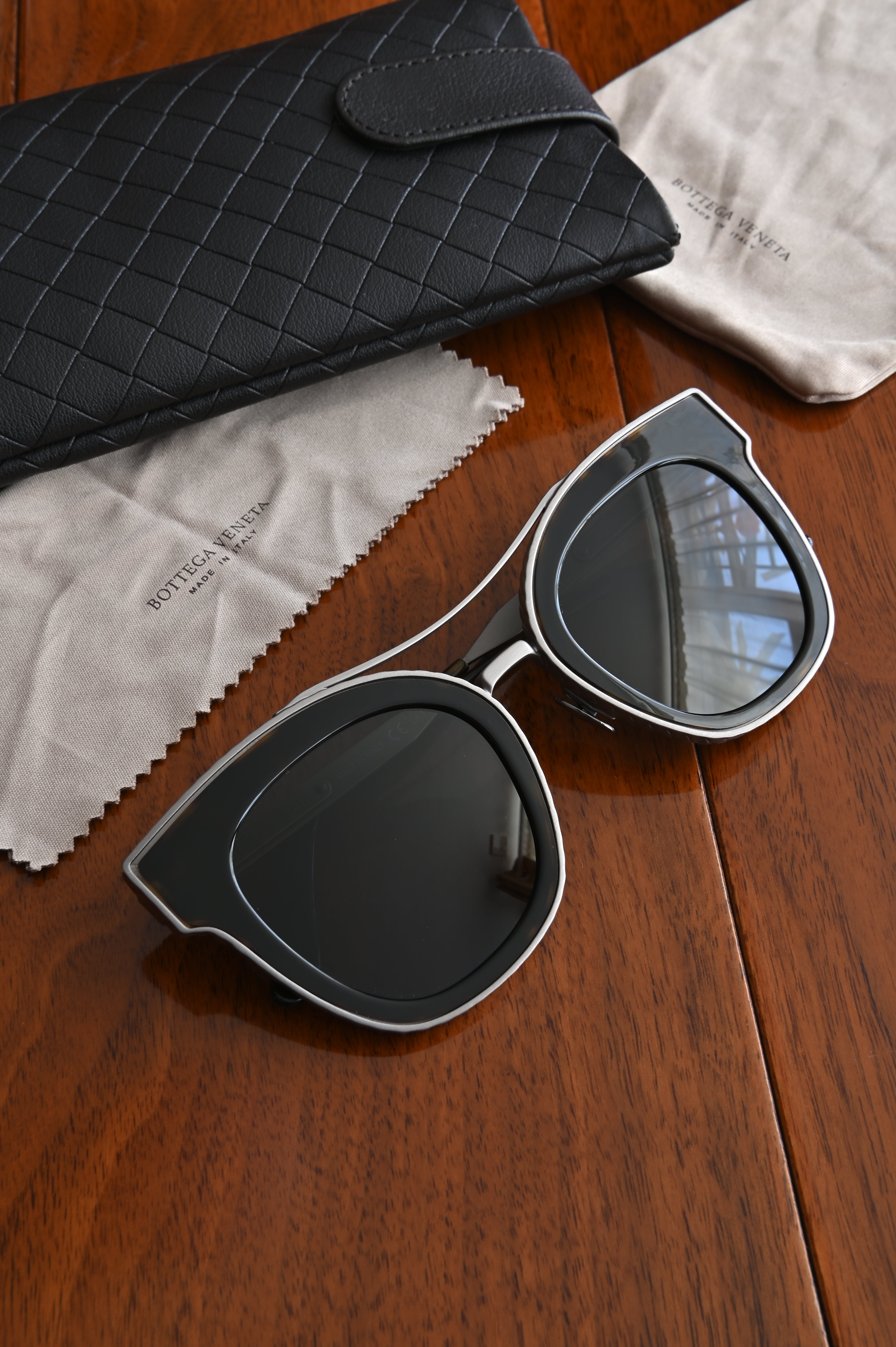 Bottega Veneta Metallic frame Sunglasses front