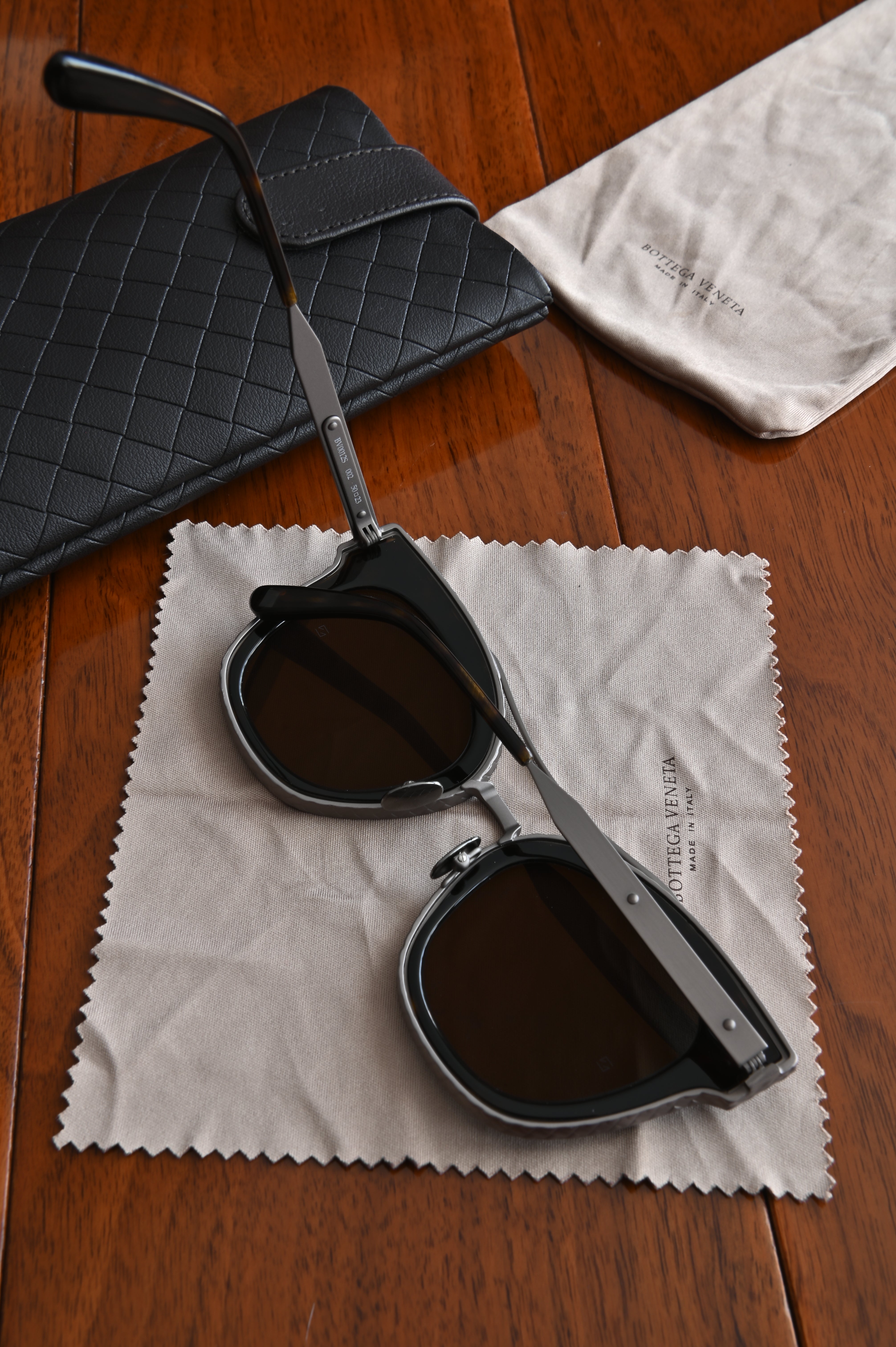 Bottega Veneta Metallic frame Sunglasses left arm