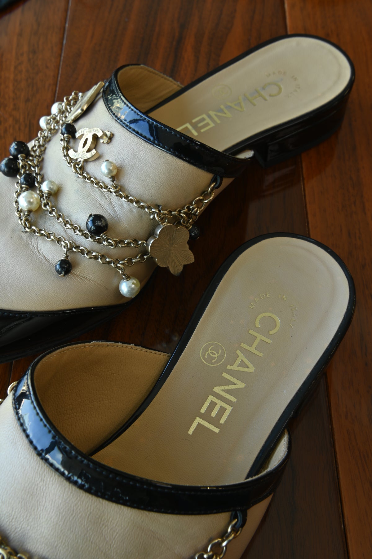Chanel Beige Black Patent Pearl Chain Embellished Mules back