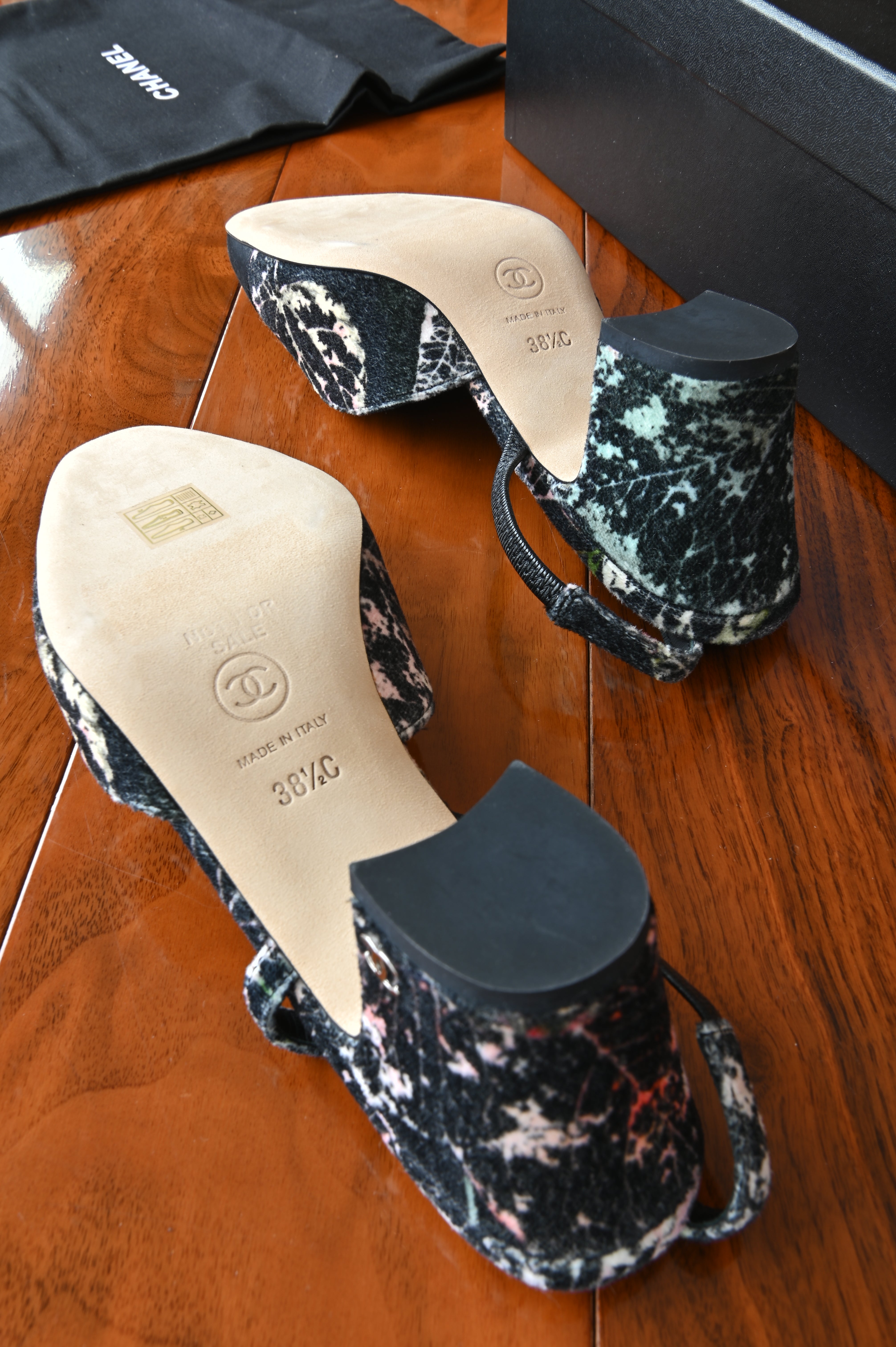 Chanel Black Triclor Leaf Pattern Tweed Slingback Pumps bottom