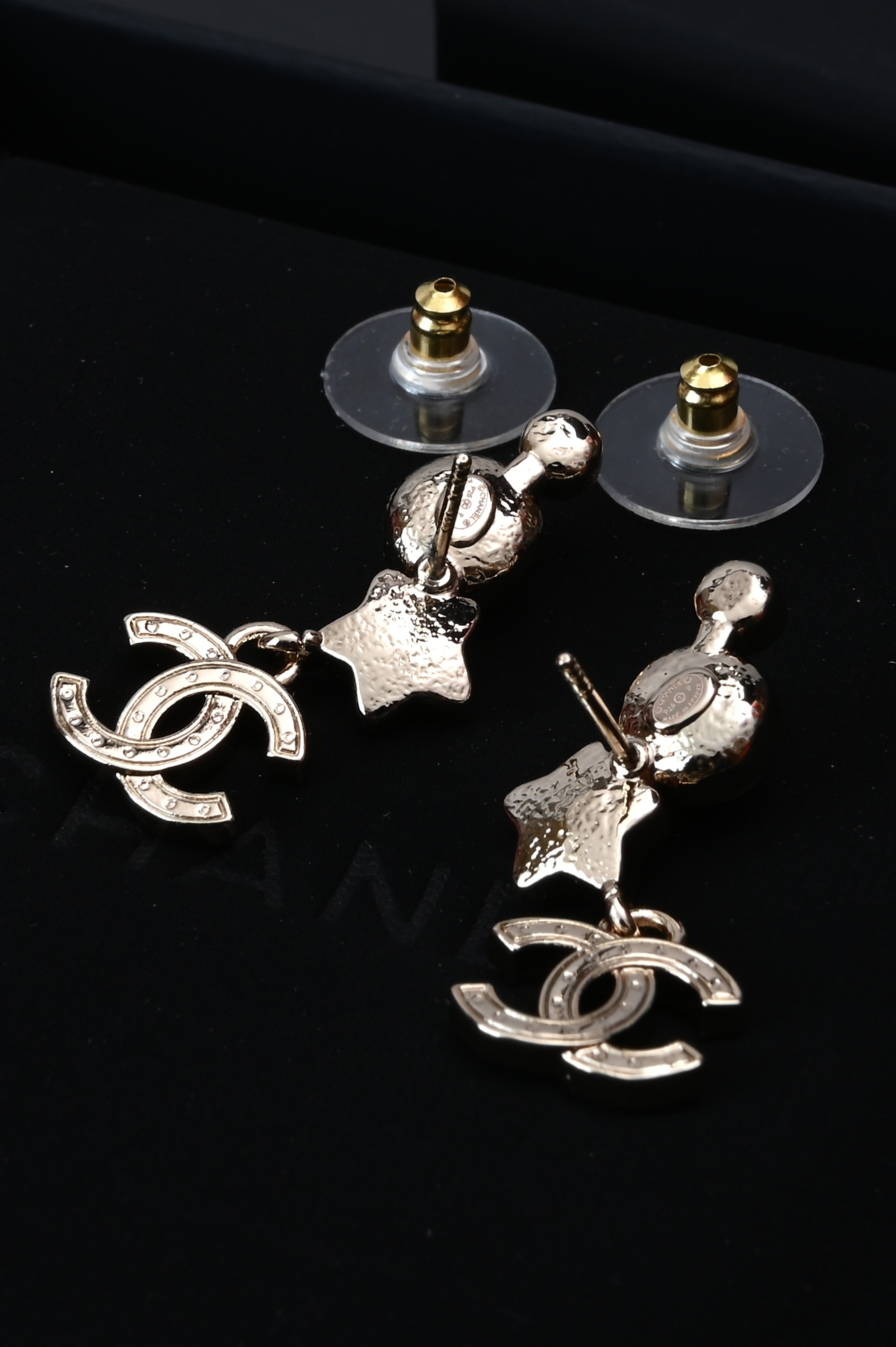 Chanel CC Pearl and star dangling earrings P25