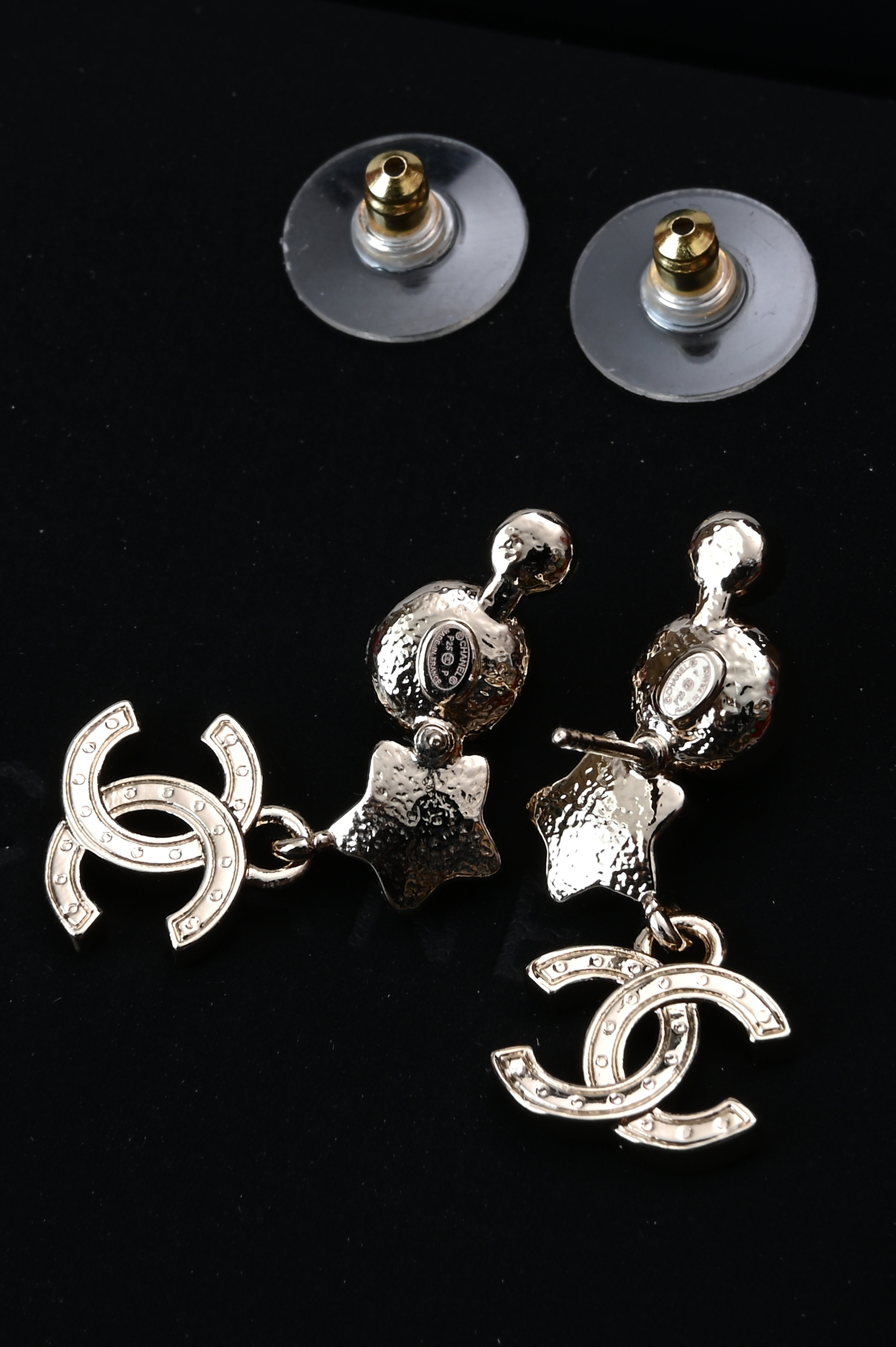 Chanel CC Pearl and star dangling earrings P25