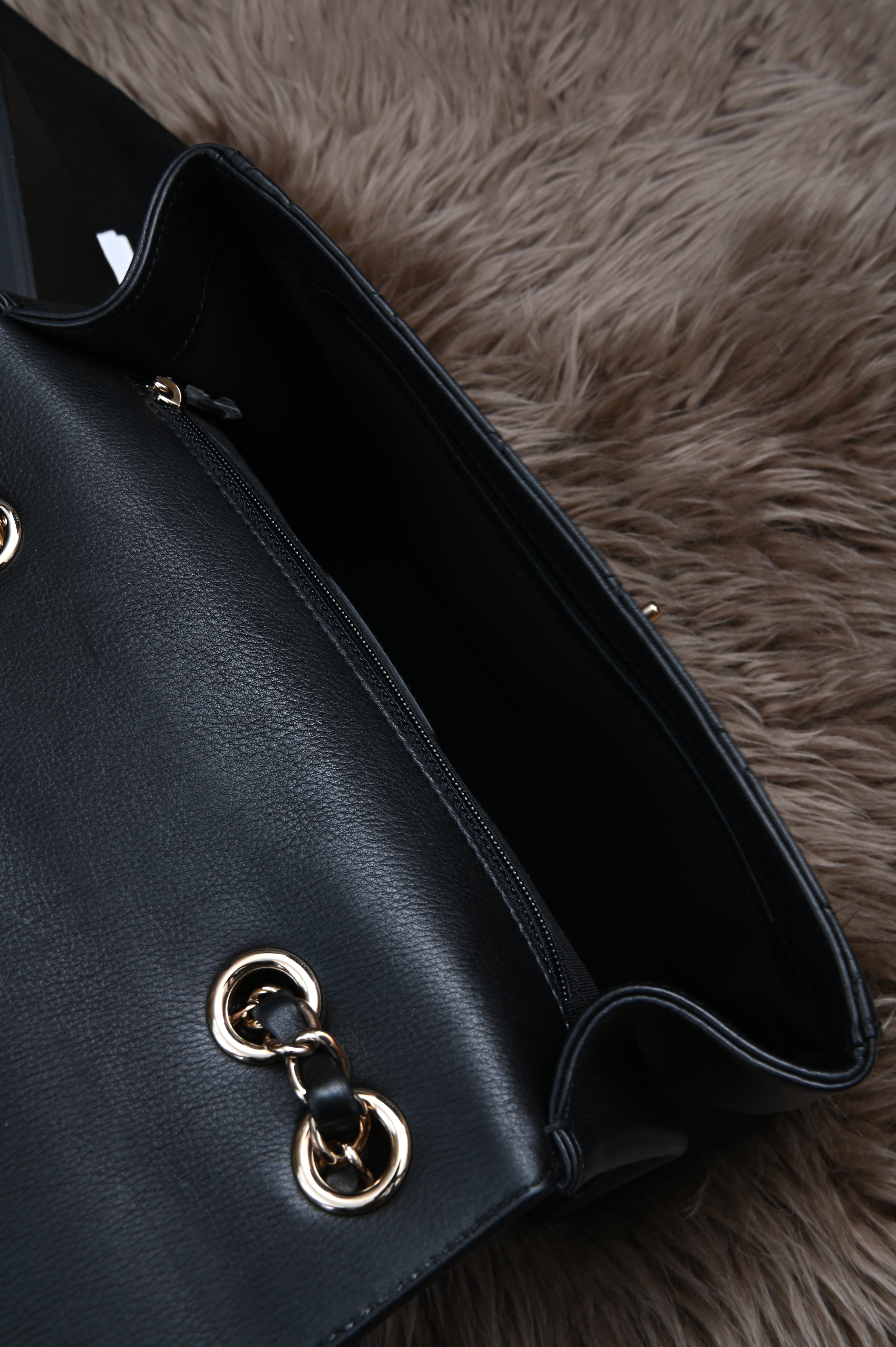 Chanel CC quilted flap bag in black calfskin