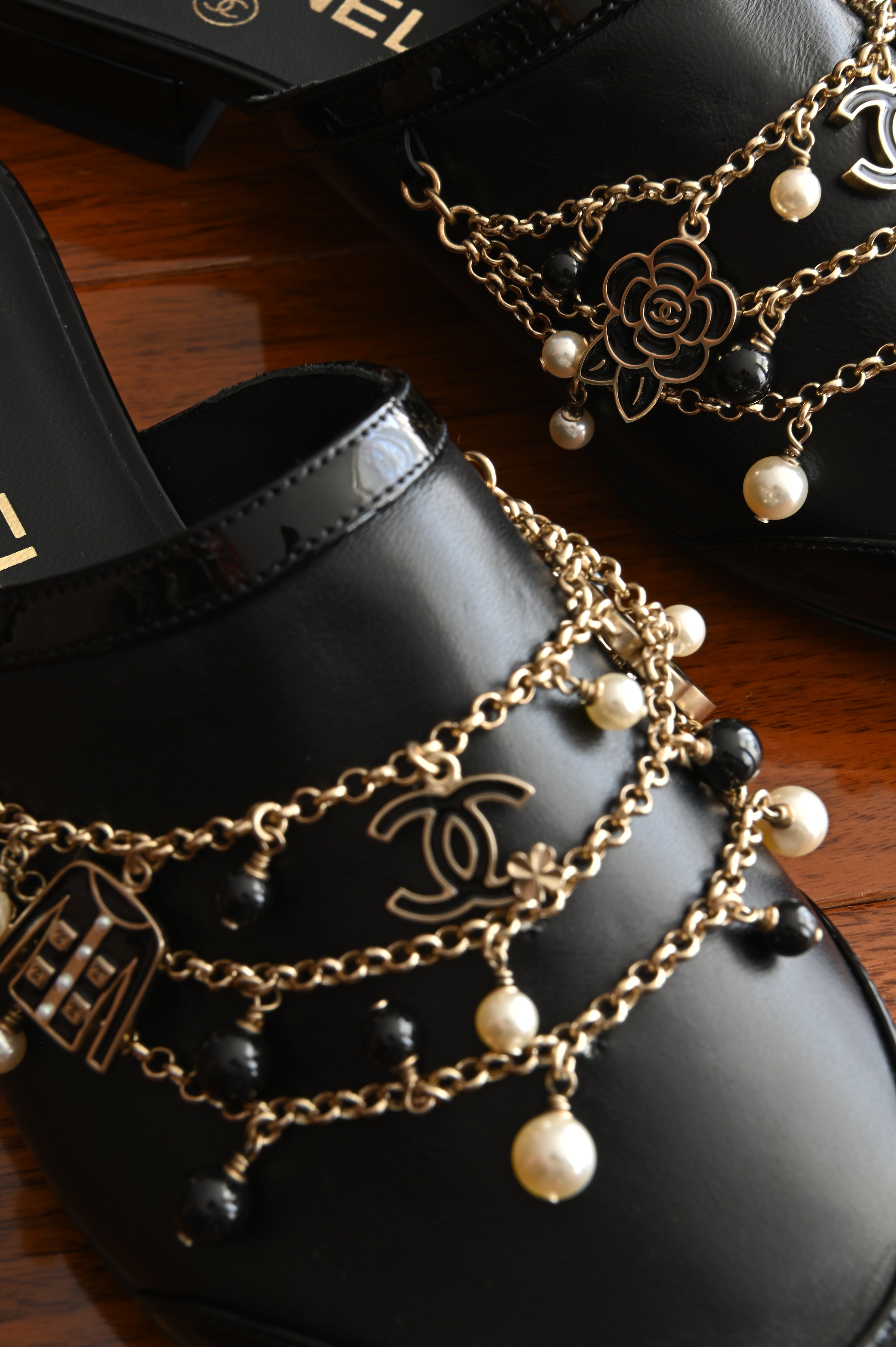 Chanel Pearl Charmed Chain Black Mules logo