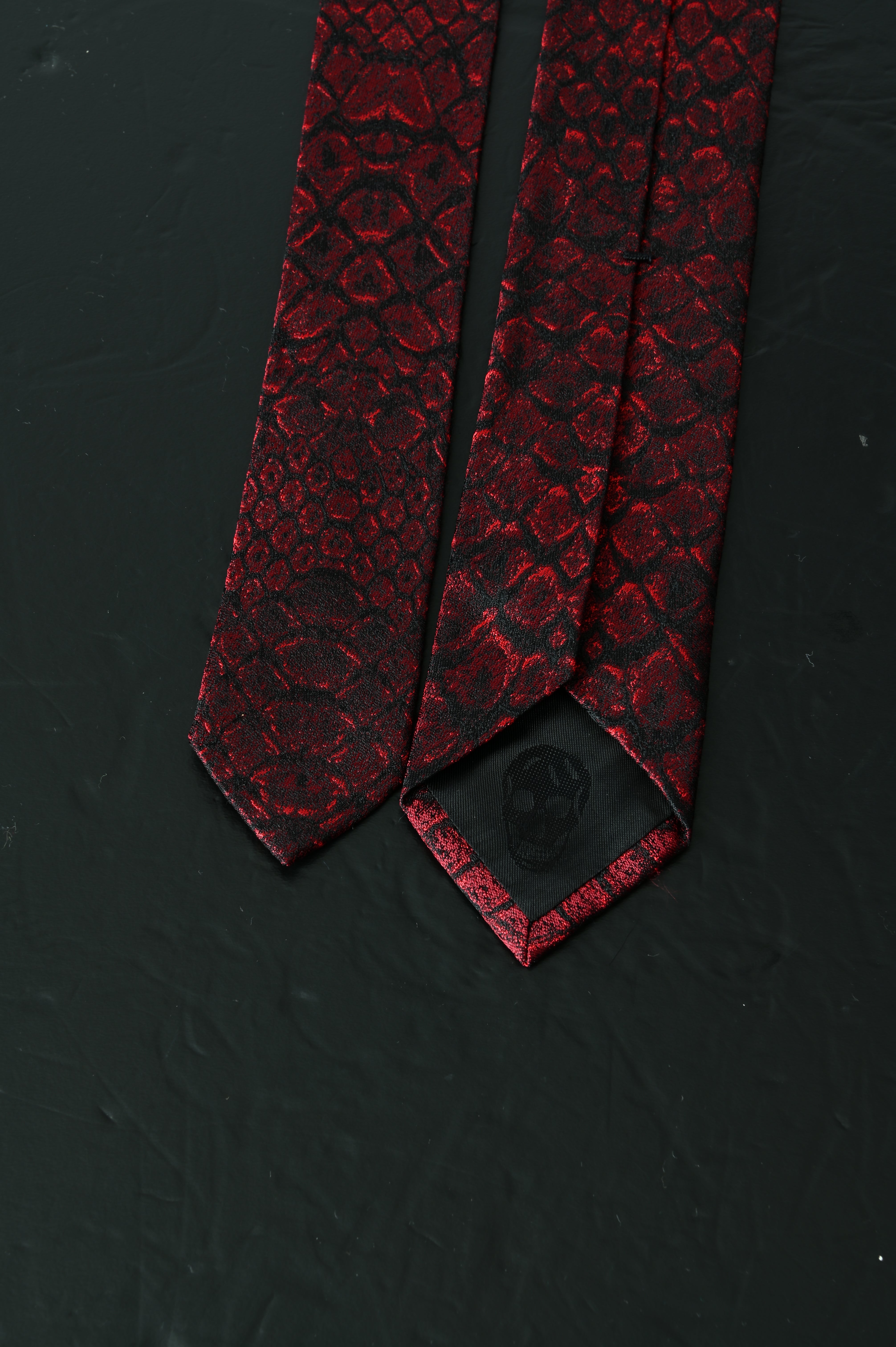 Alexander MQUEEN Scaled Tie in Red and Black with Skull Logo