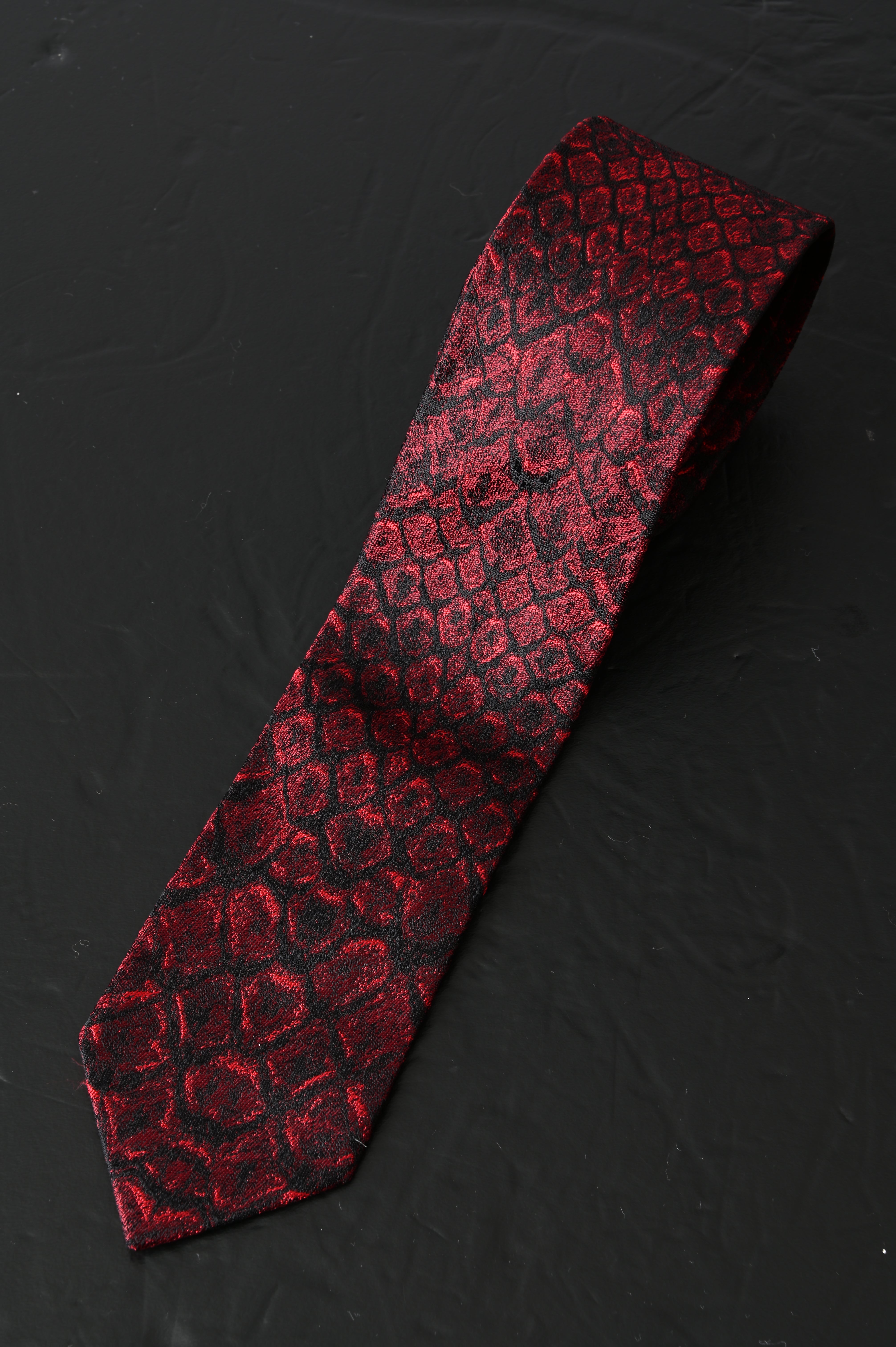 Alexander MQUEEN Scaled Tie in Red and Black with Skull Logo