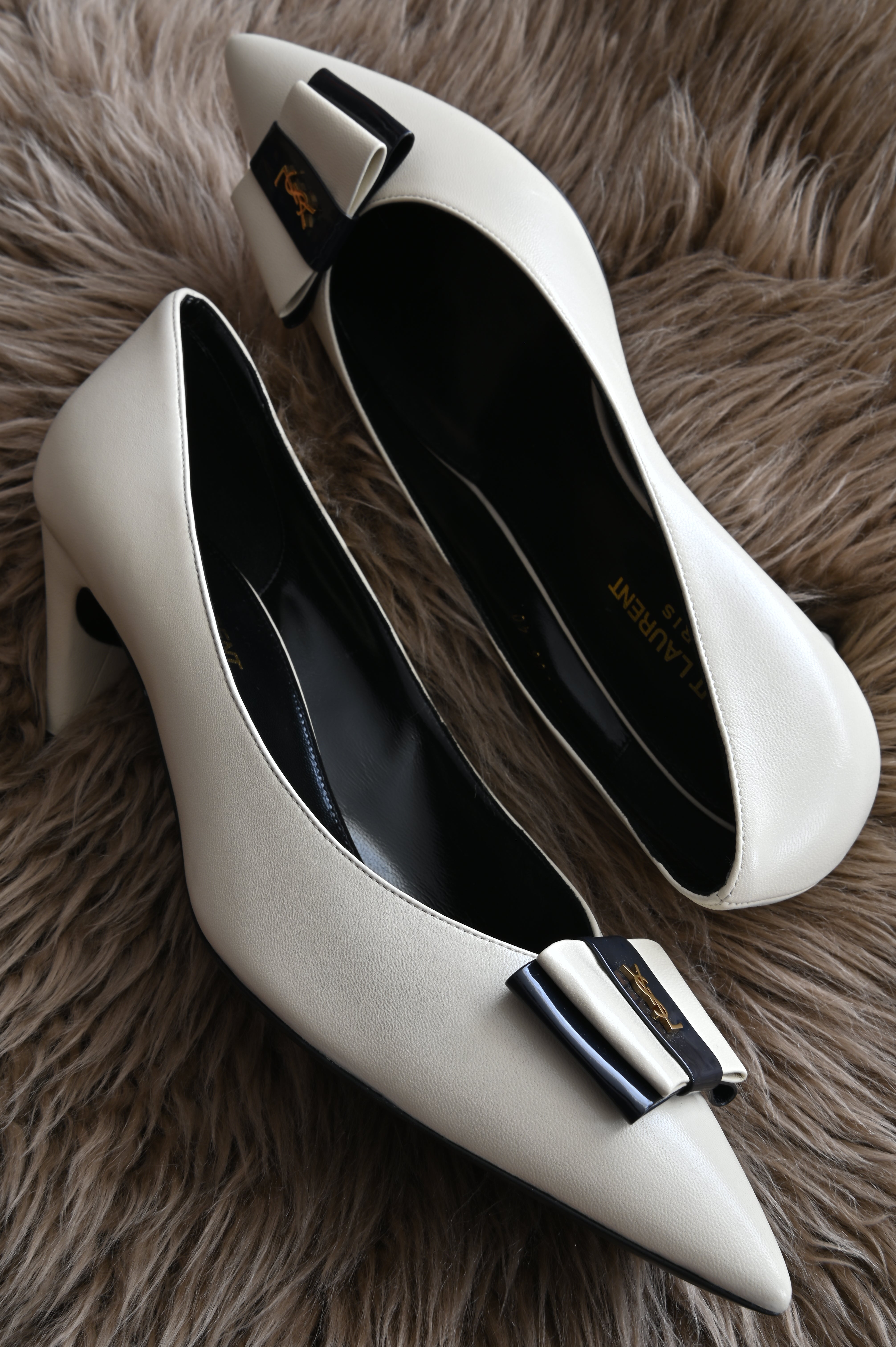 Saint Laurent Anaïs 55 bow pump in cream lambskin leather