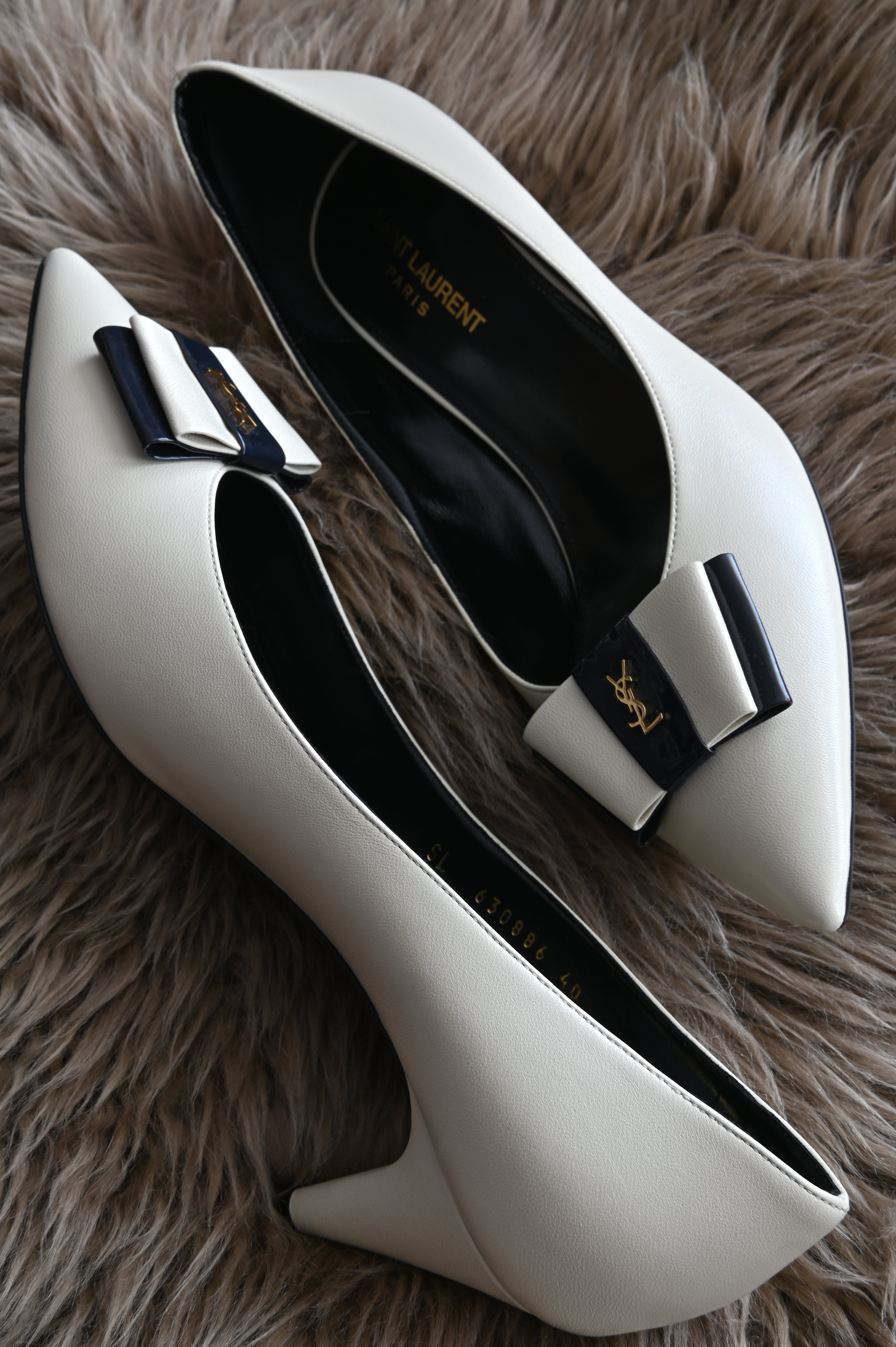 Saint Laurent Anaïs 55 bow pump in cream lambskin leather
