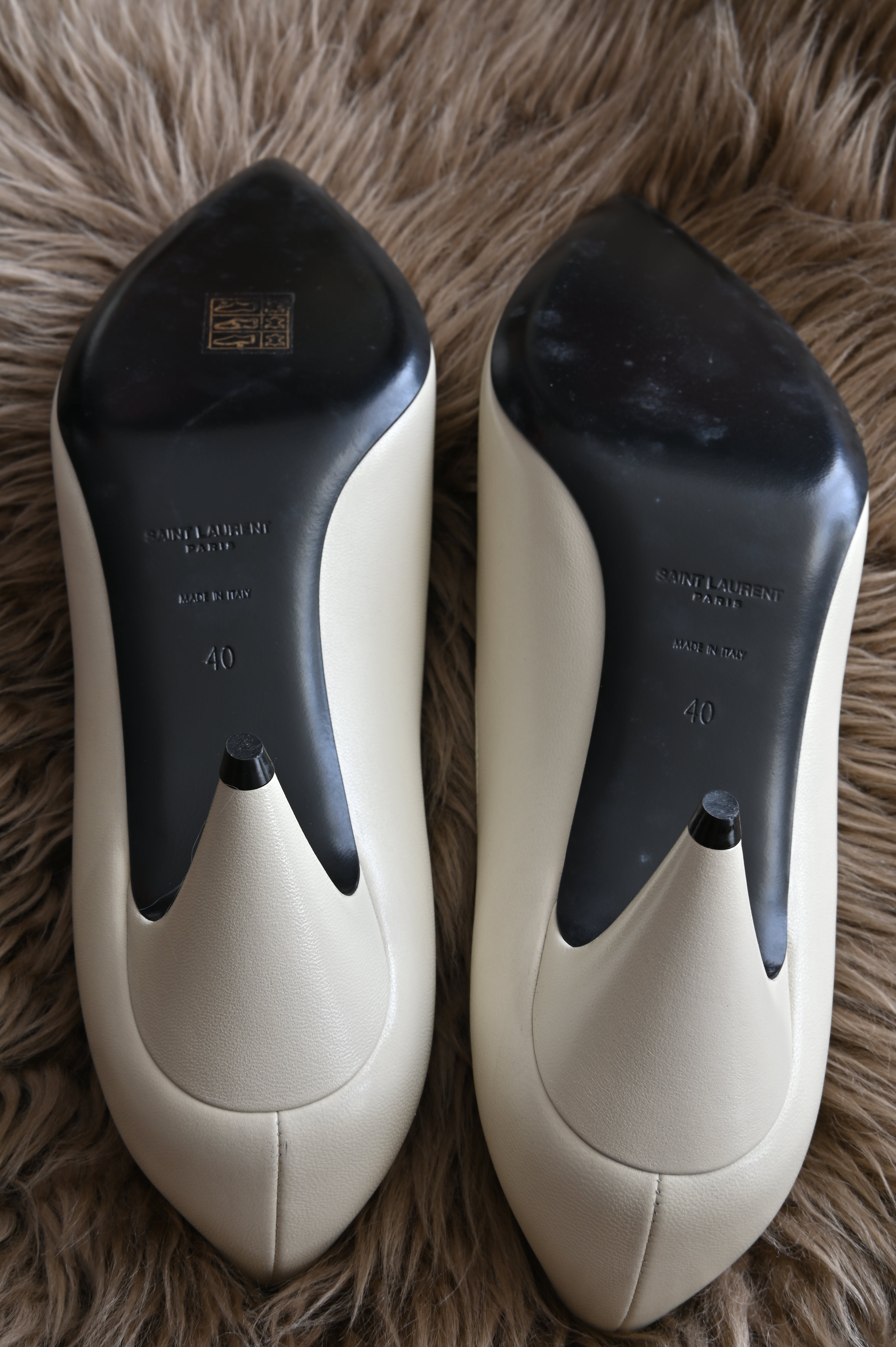 Saint Laurent Anaïs 55 bow pump in cream lambskin leather