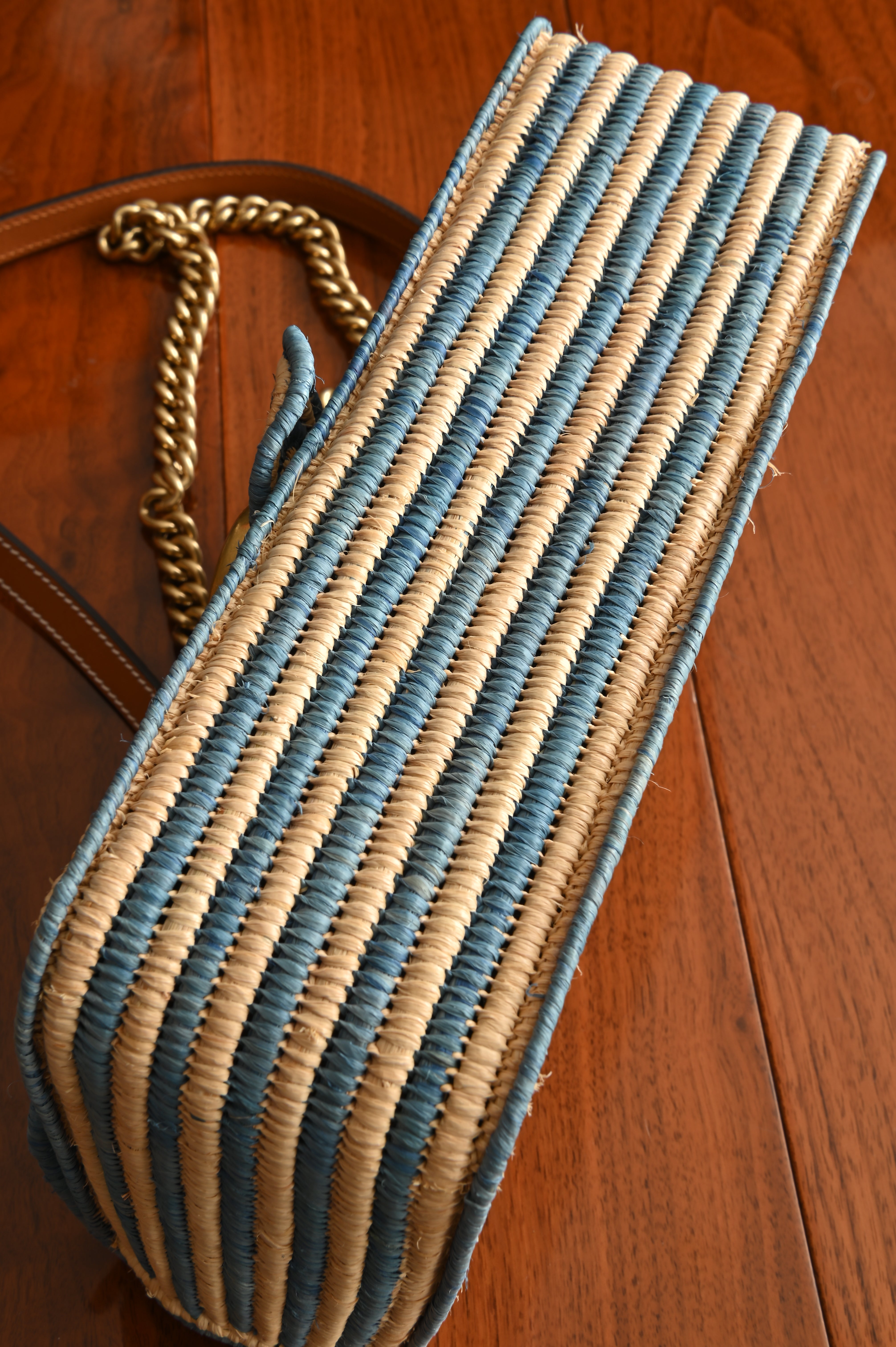 Gucci Marmont Small Shoulder Bag in blue Tan woven raffia Gold