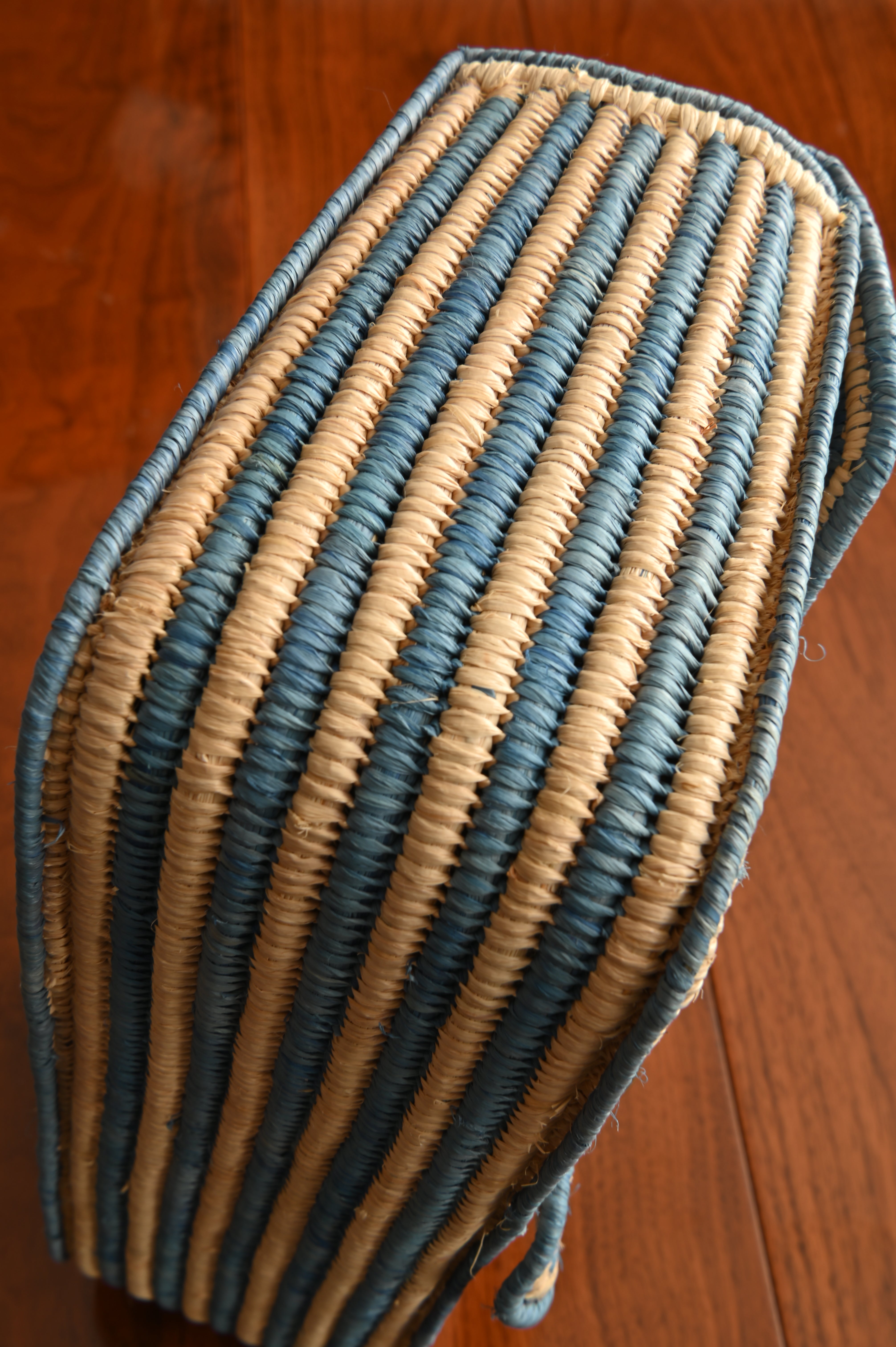 Gucci Marmont Small Shoulder Bag in blue Tan woven raffia Gold