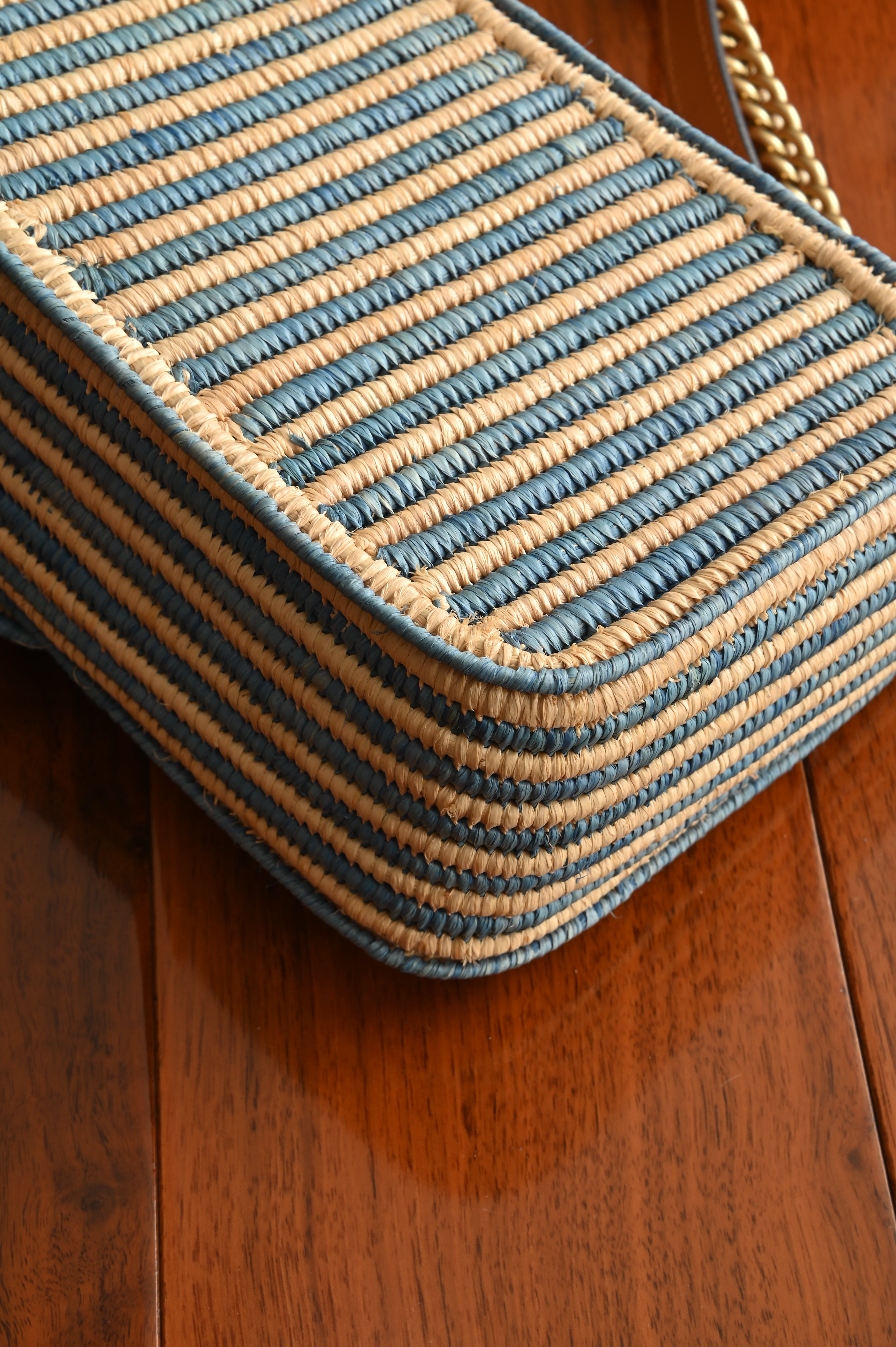 Gucci Marmont Small Shoulder Bag in blue Tan woven raffia Gold