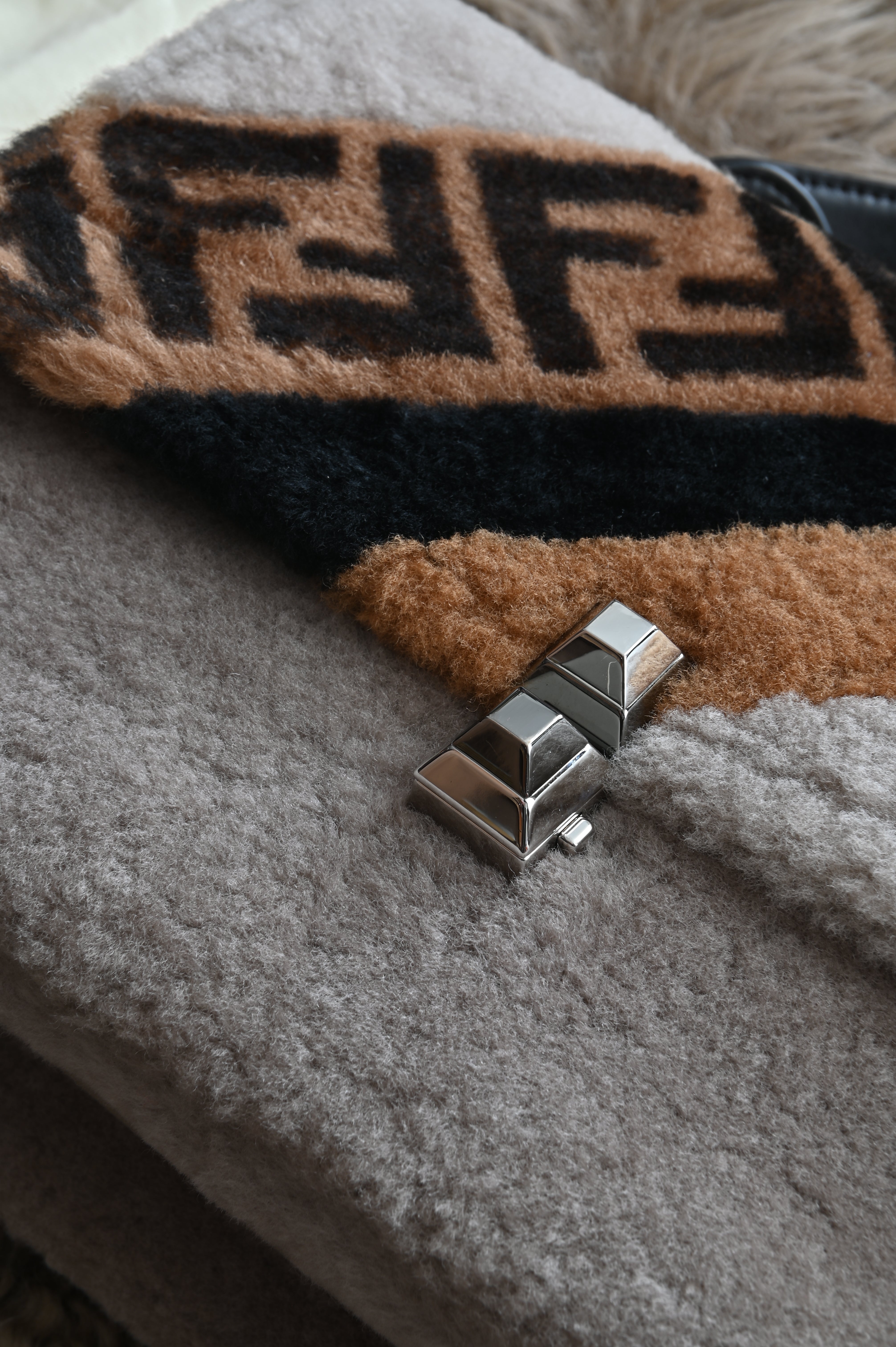 Fendi Shearling Medium Forever Kan I shoulder bag