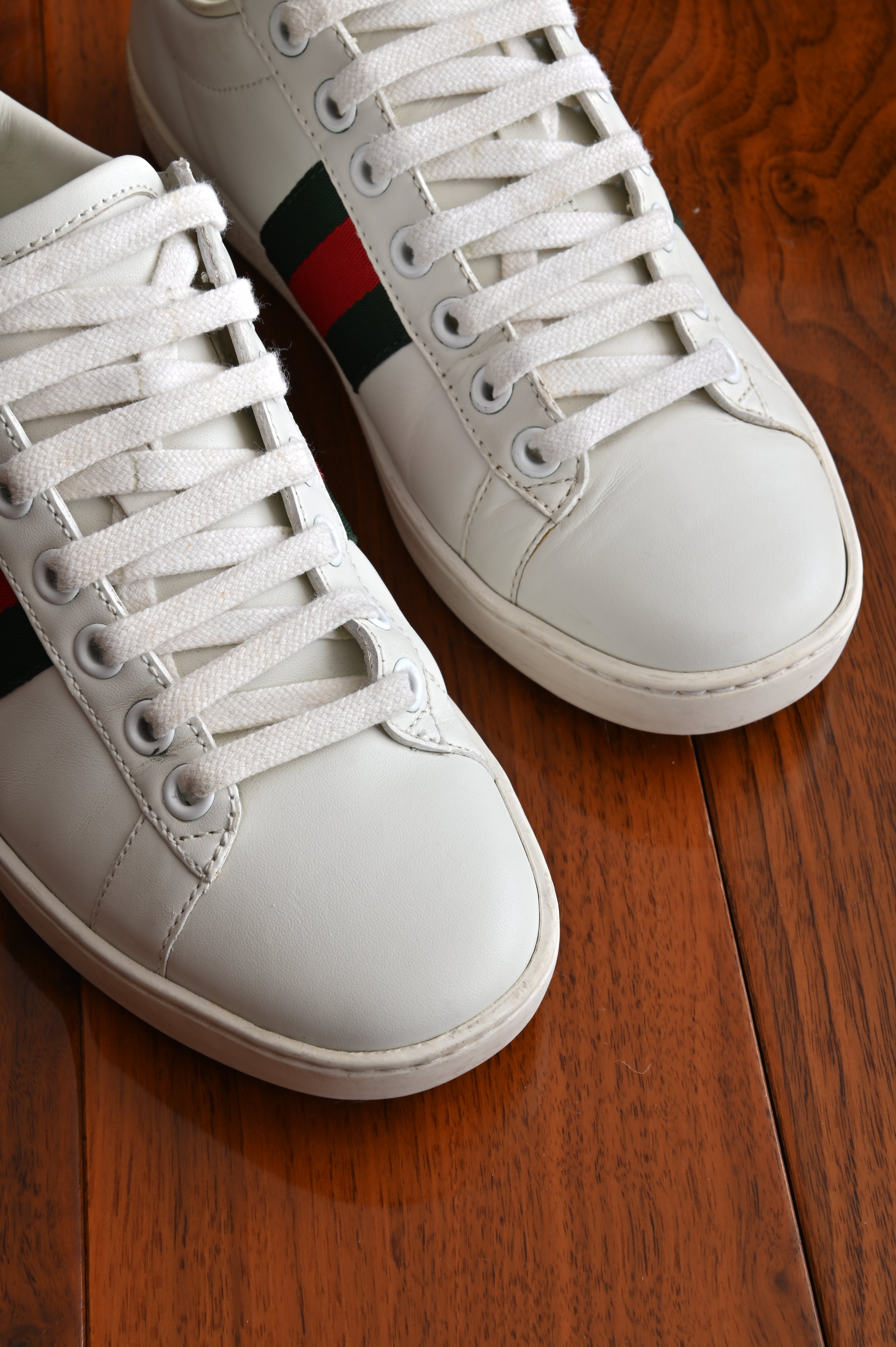 Gucci Ace low-top sneakers White Leather with Green Red Web stripe gold Embroidered Bee front tips