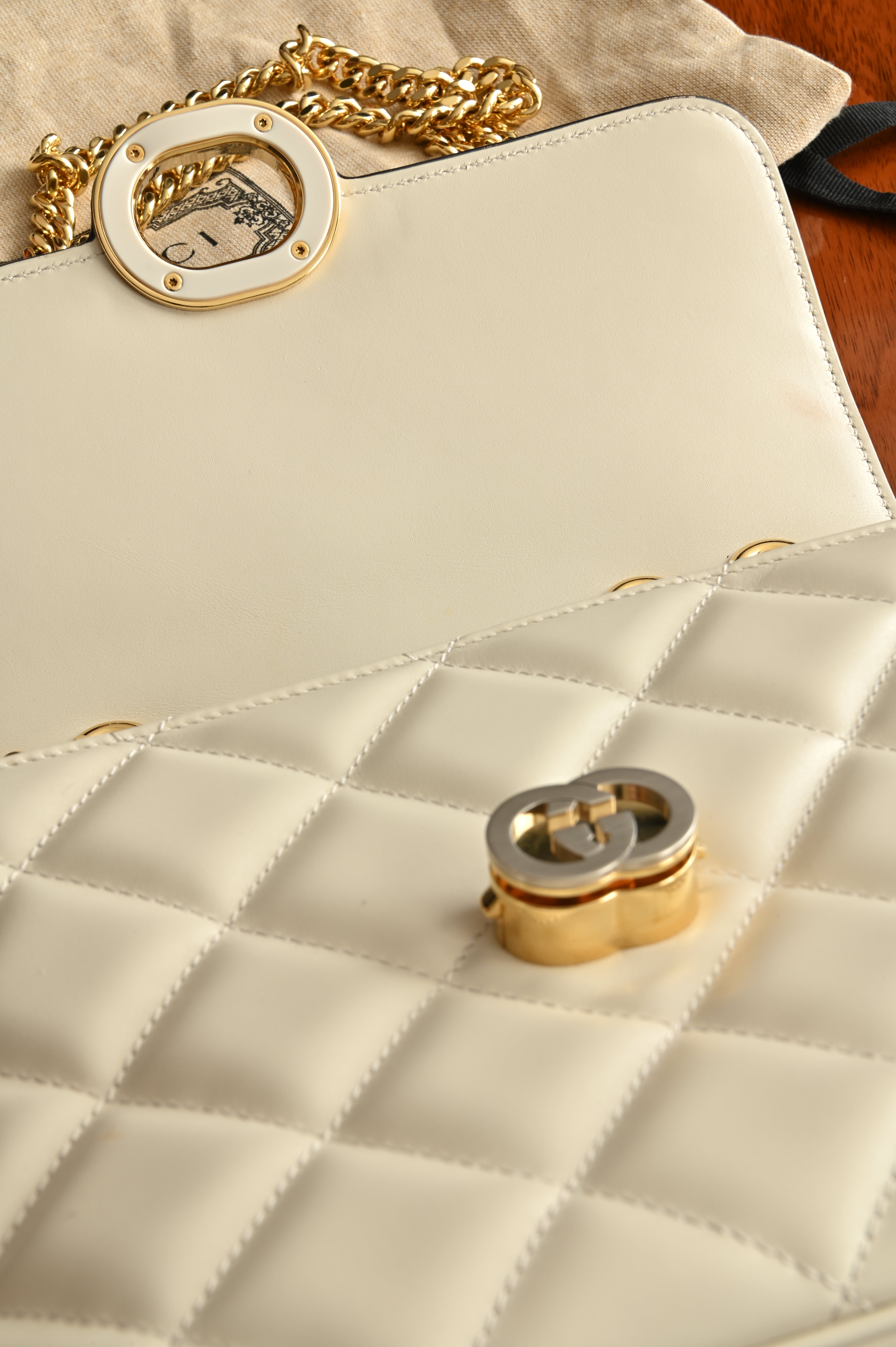 Gucci Deco Small Shoulder Bag in White Quilted Calf leather with Gold Silver-toned Lock open