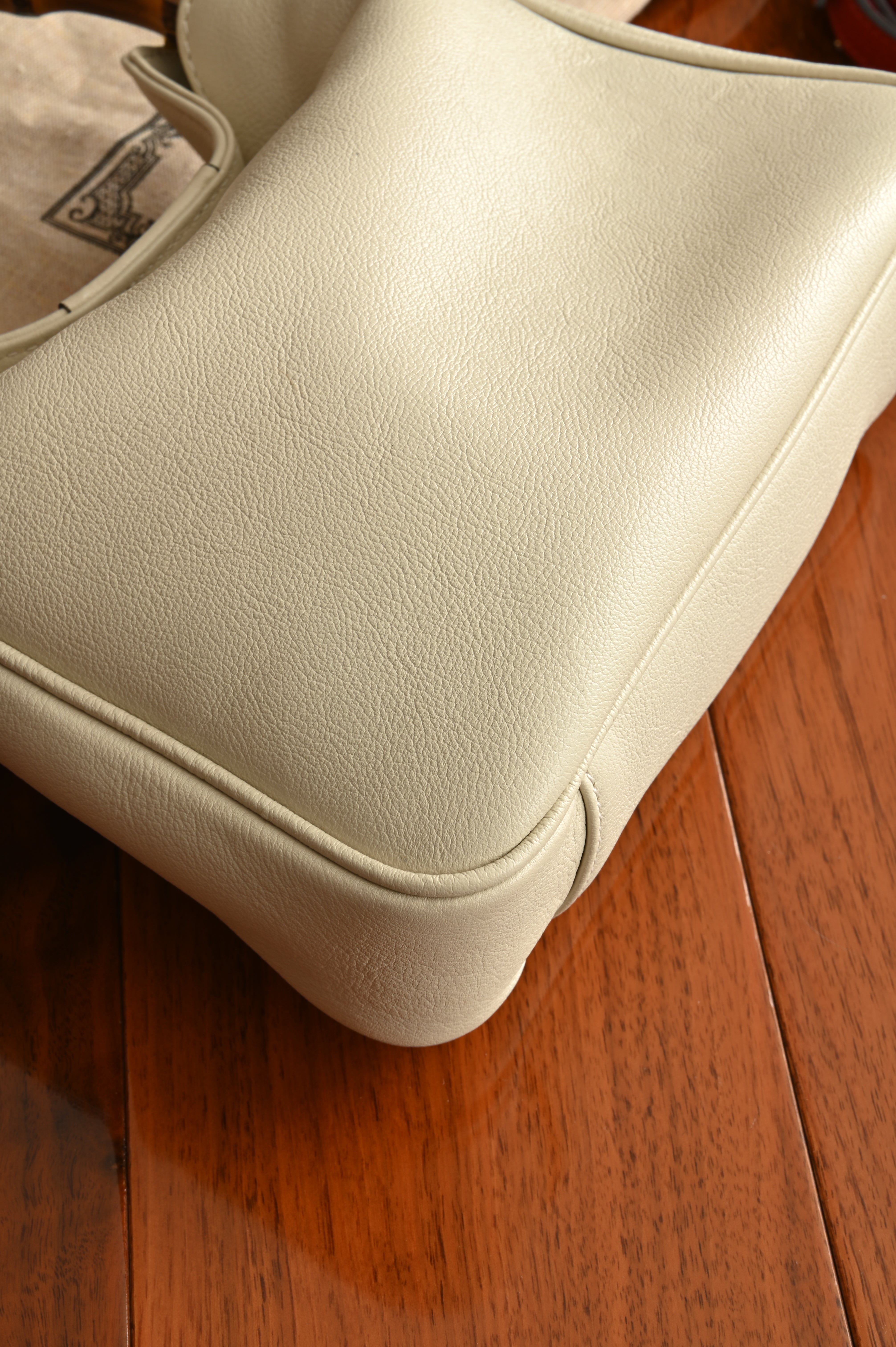 Gucci Diana Small Shoulder bag in White leather with bamboo top handles and gold-toned Double G hardware angle