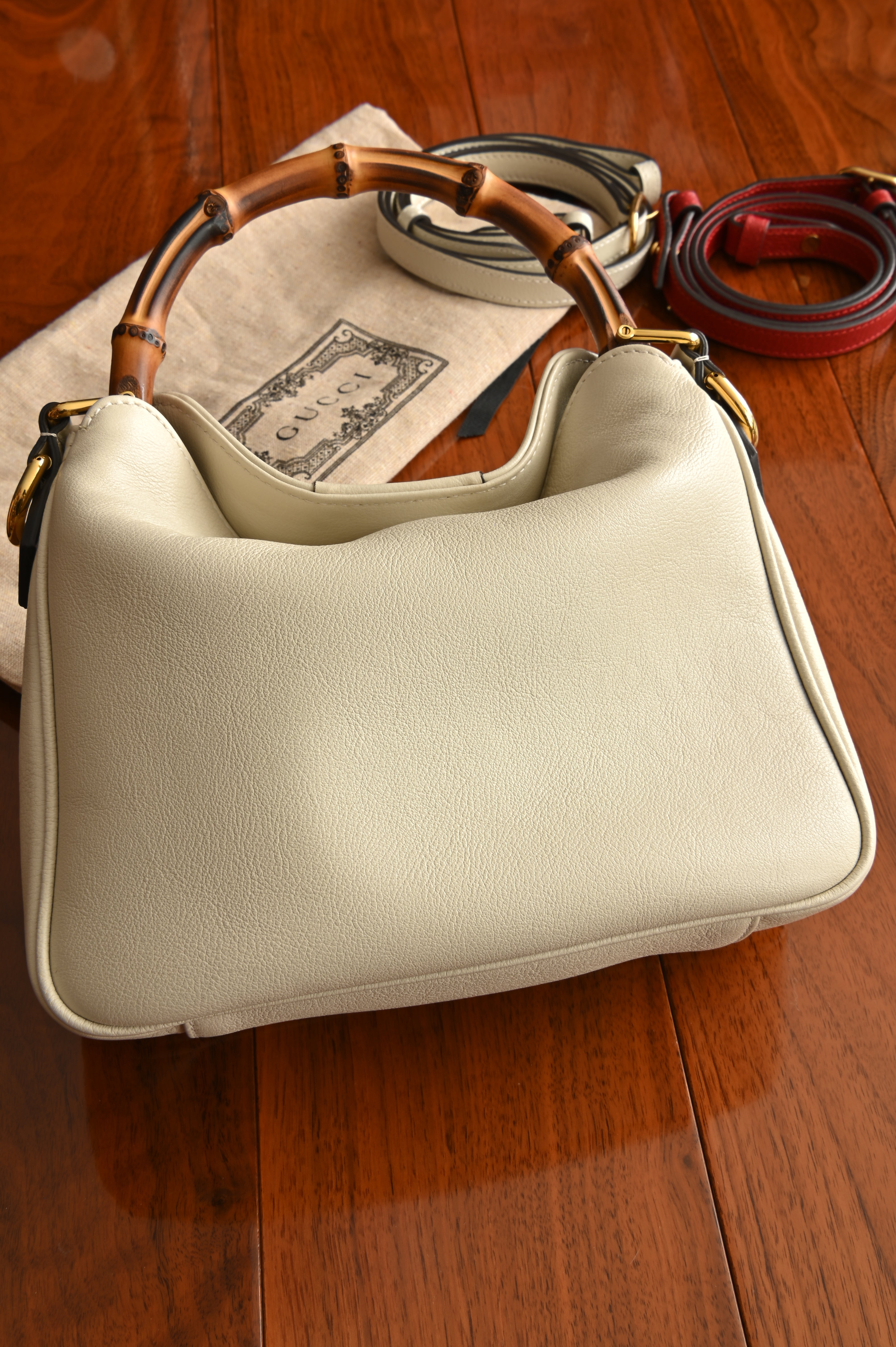 Gucci Diana Small Shoulder bag in White leather with bamboo top handles and gold-toned Double G hardware back