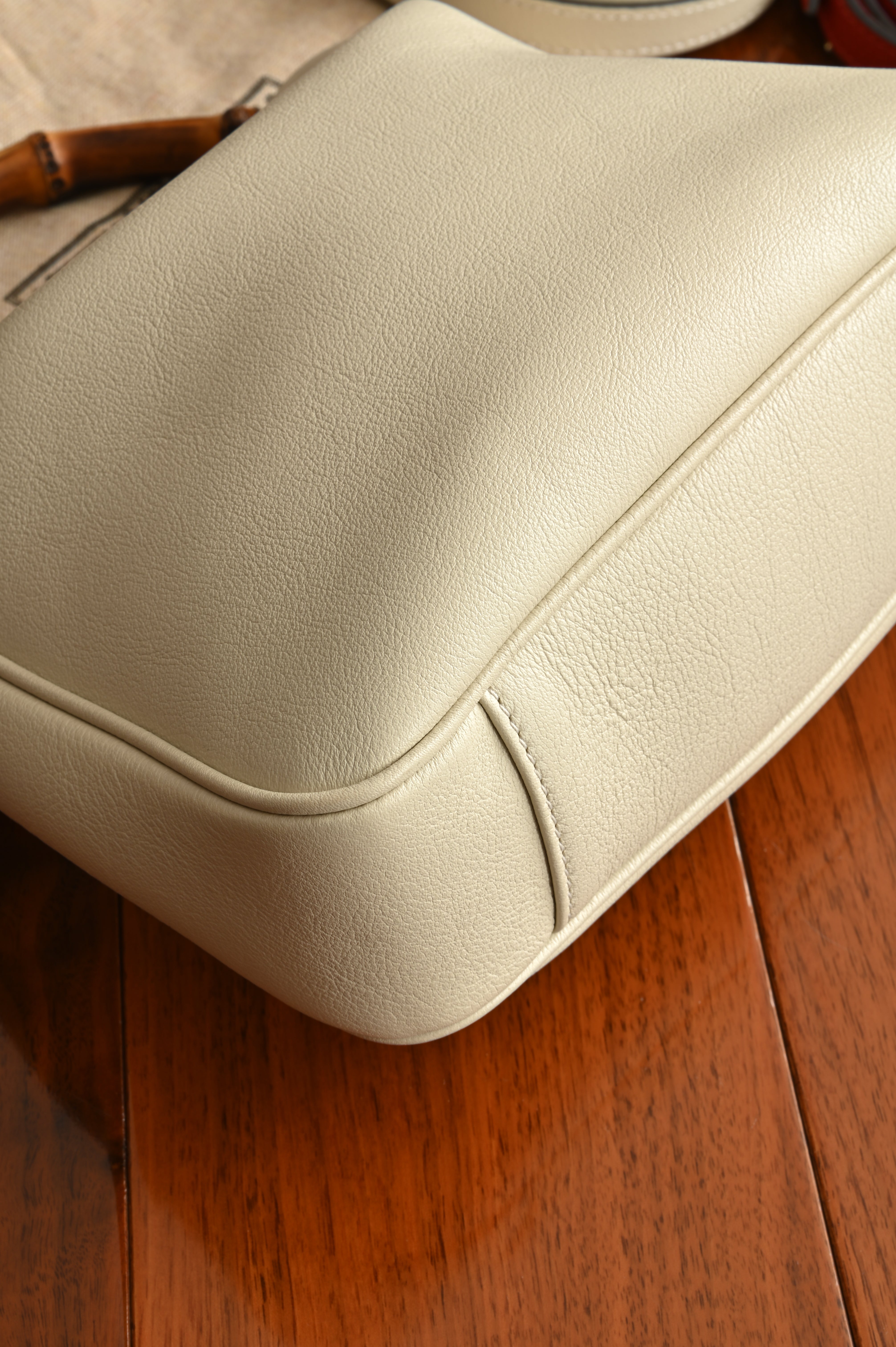 Gucci Diana Small Shoulder bag in White leather with bamboo top handles and gold-toned Double G hardware bottom