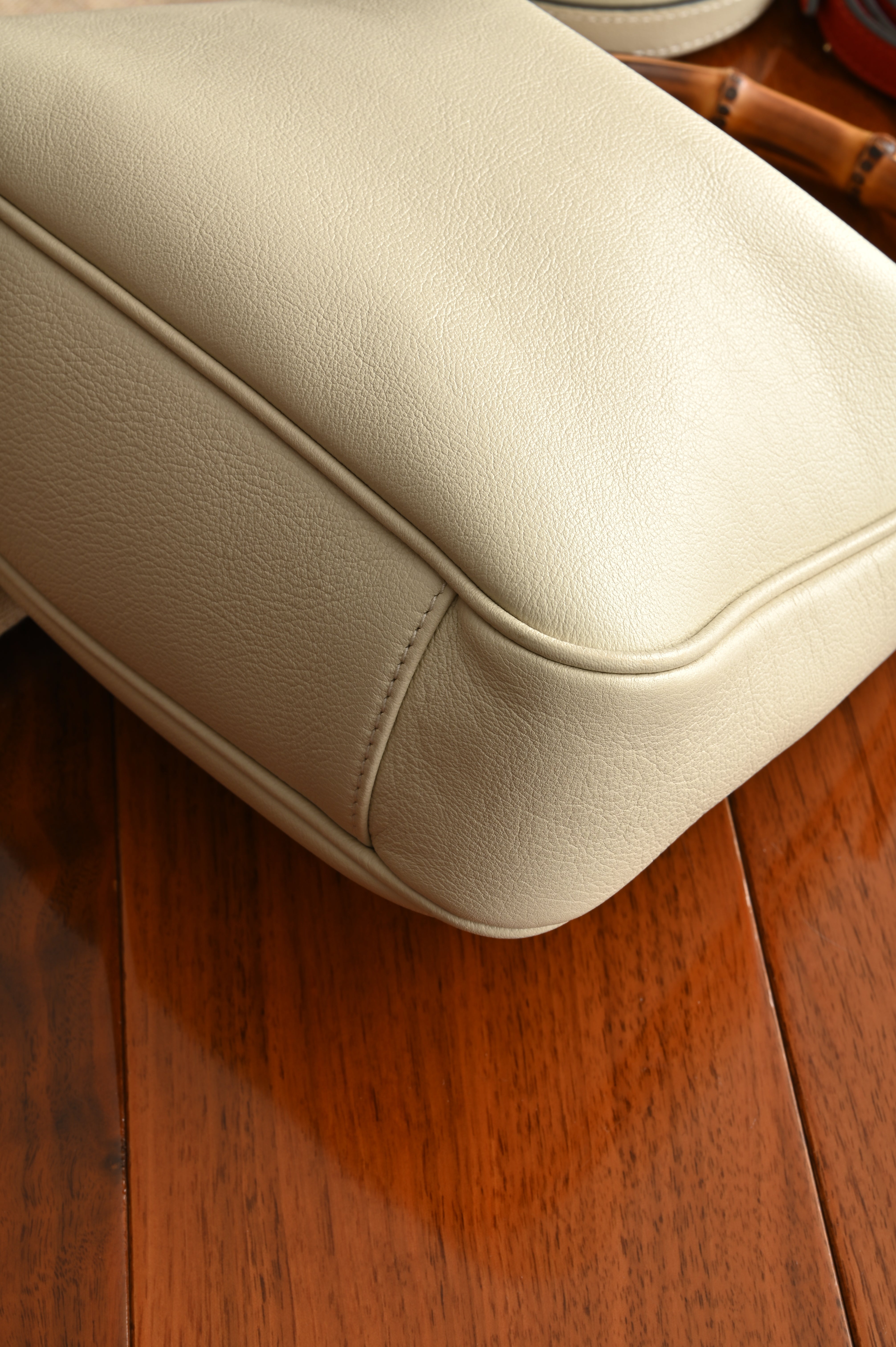 Gucci Diana Small Shoulder bag in White leather with bamboo top handles and gold-toned Double G hardware bottom two