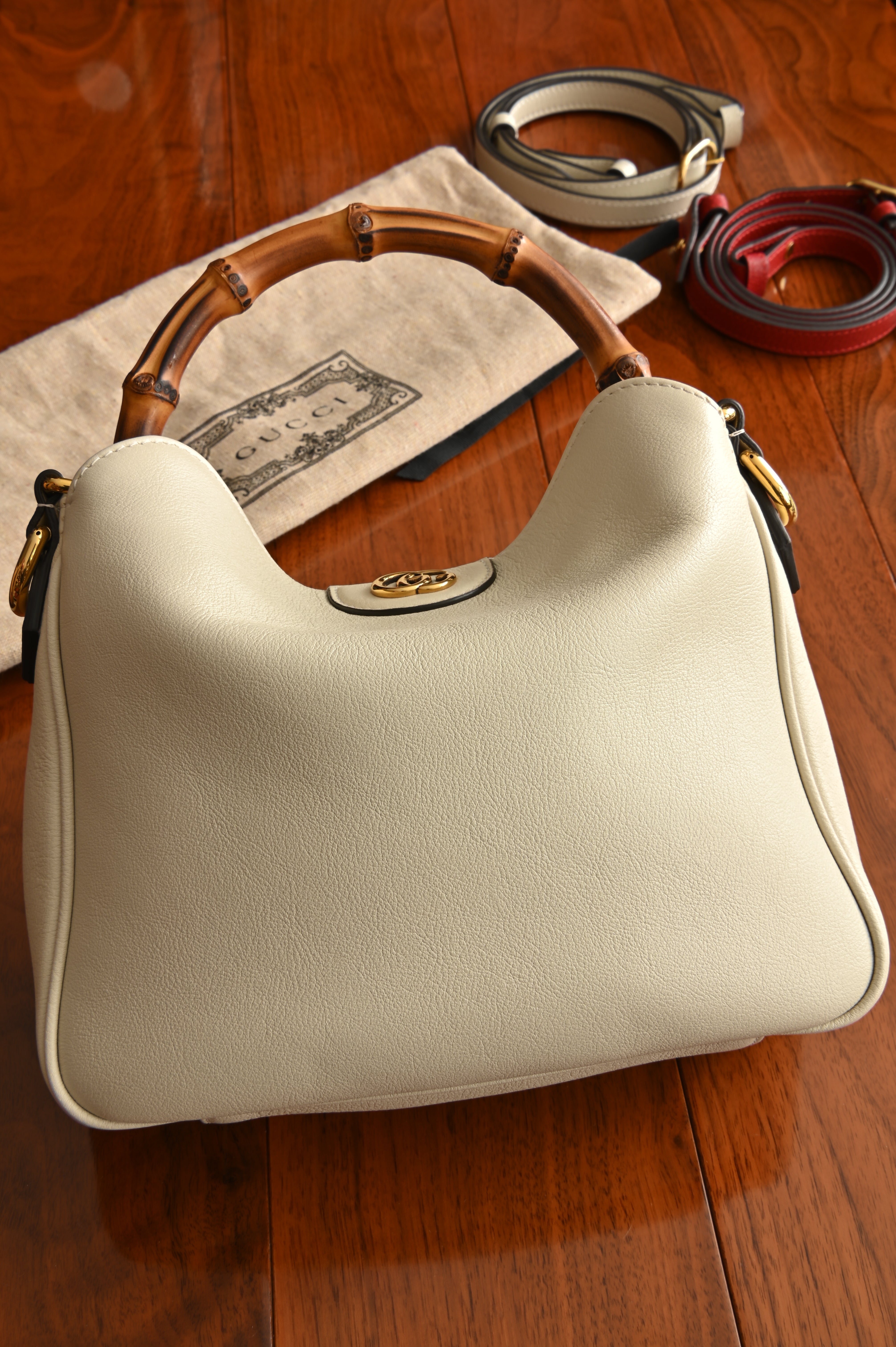 Gucci Diana Small Shoulder bag in White leather with bamboo top handles and gold-toned Double G hardware front