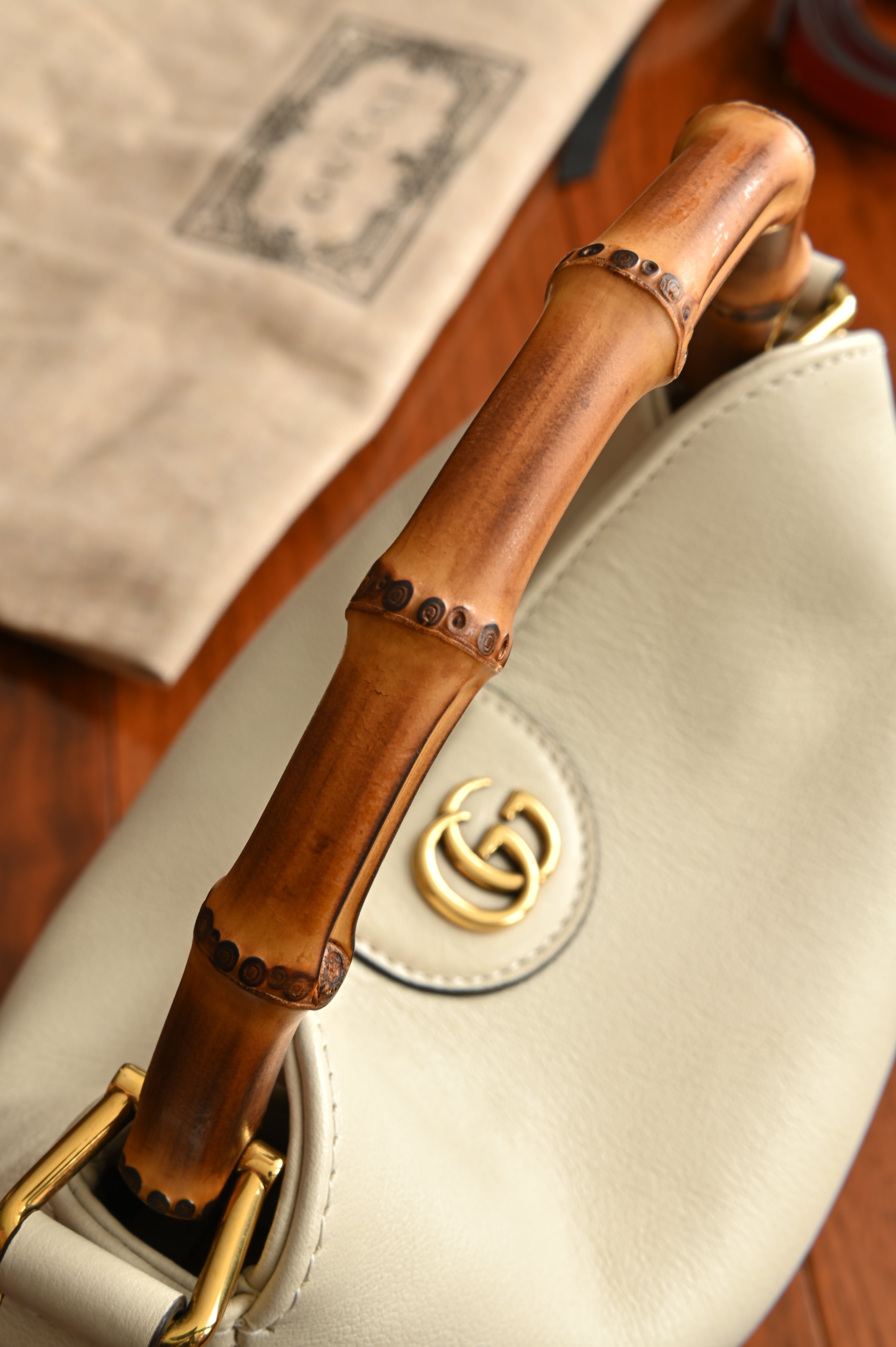 Gucci Diana Small Shoulder bag in White leather with bamboo top handles and gold-toned Double G hardware handle