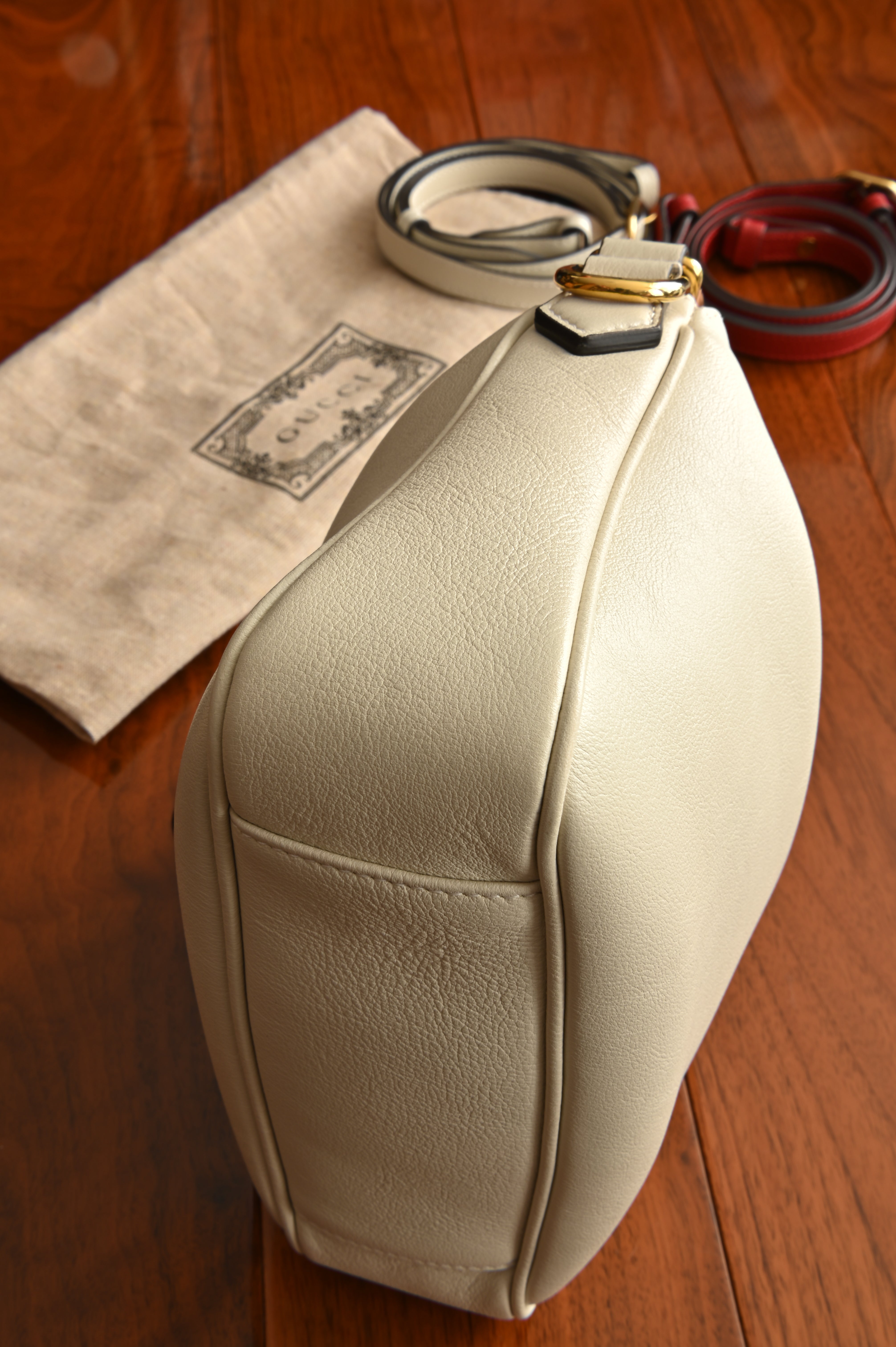 Gucci Diana Small Shoulder bag in White leather with bamboo top handles and gold-toned Double G hardware left