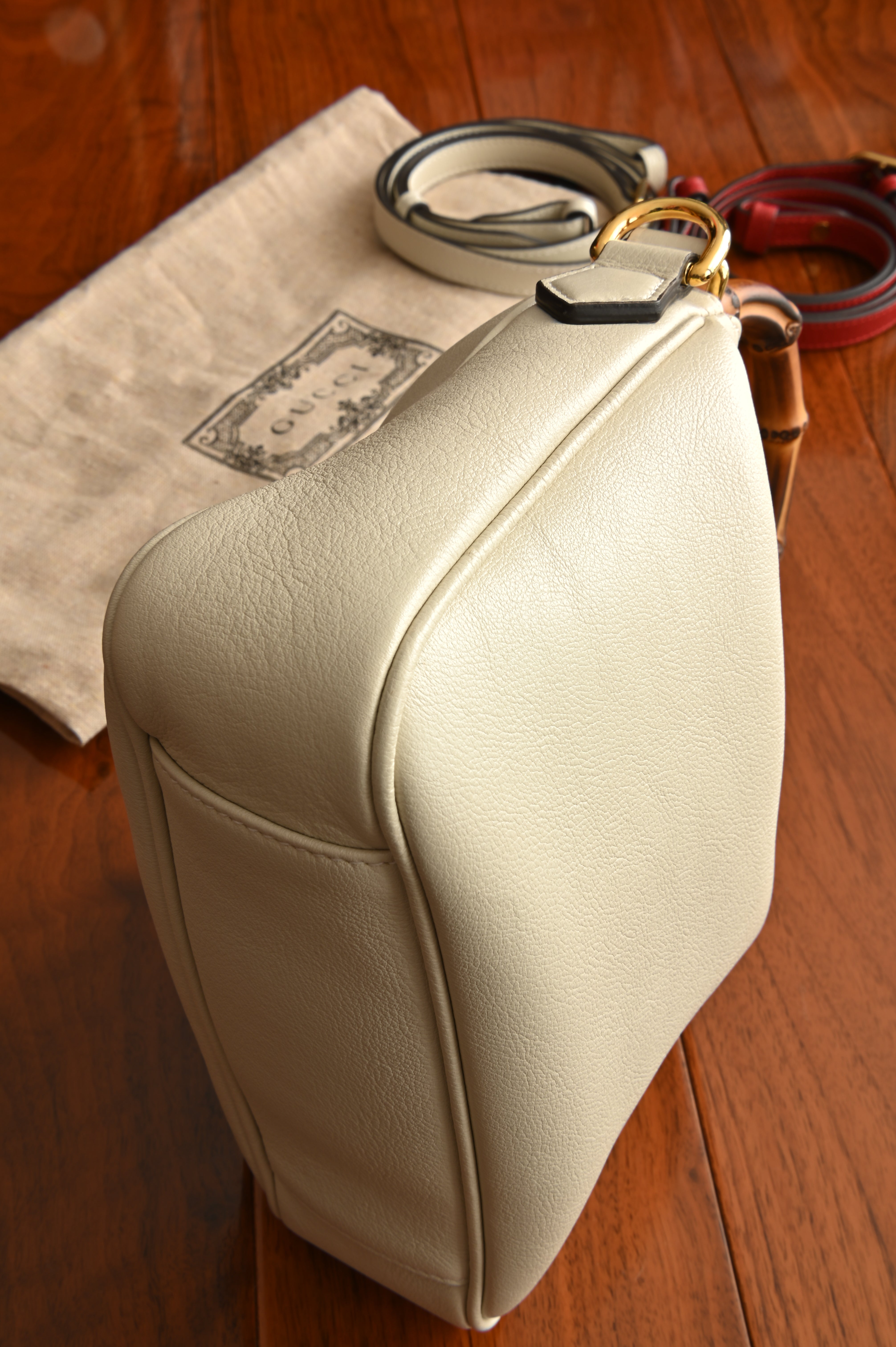 Gucci Diana Small Shoulder bag in White leather with bamboo top handles and gold-toned Double G hardware left two