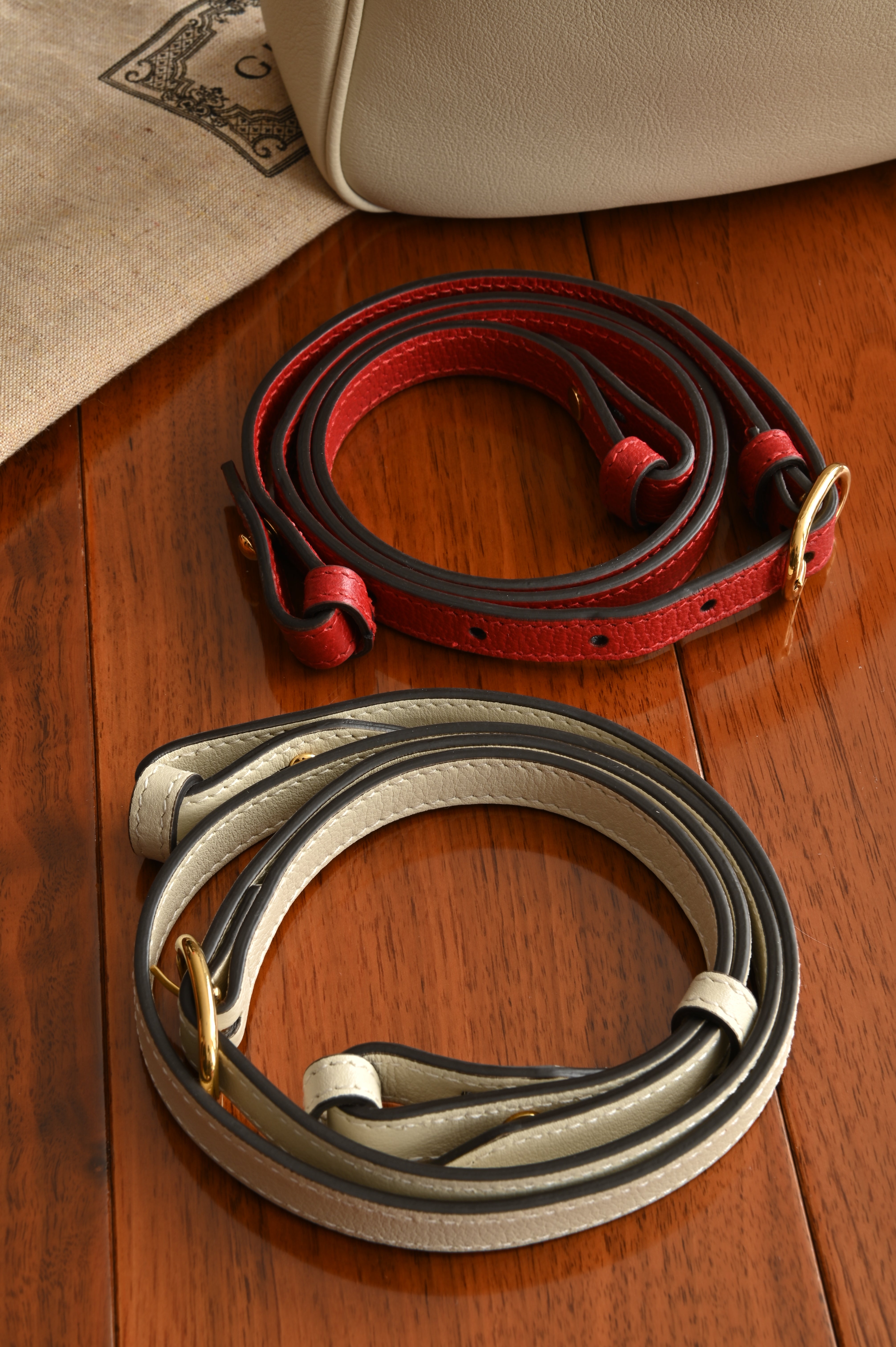 Gucci Diana Small Shoulder bag in White leather with bamboo top handles and gold-toned Double G hardware two