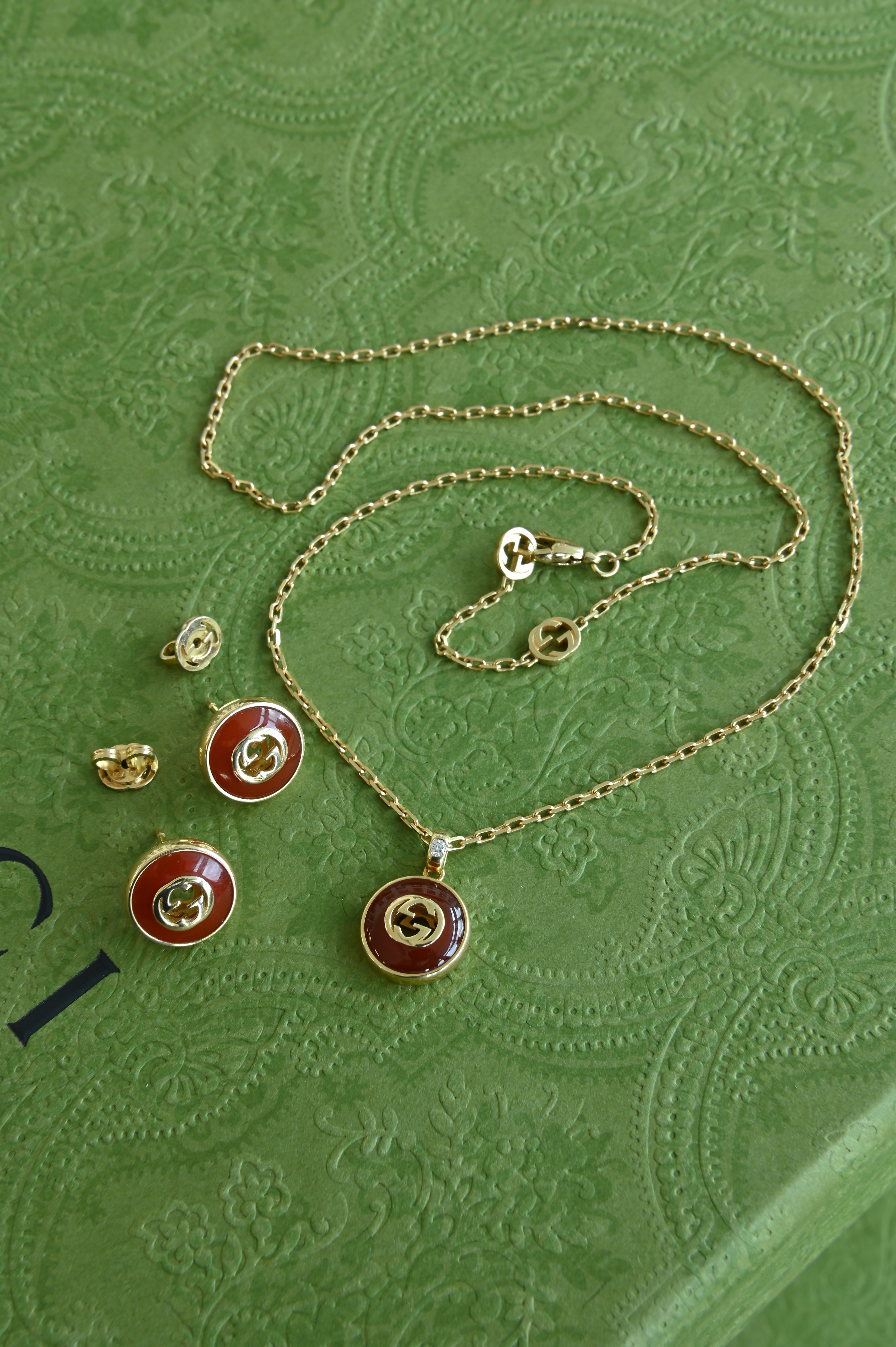 Gucci Interlocking G Fine Jewellery Set in 18K Yellow Gold, Agate & Diamond