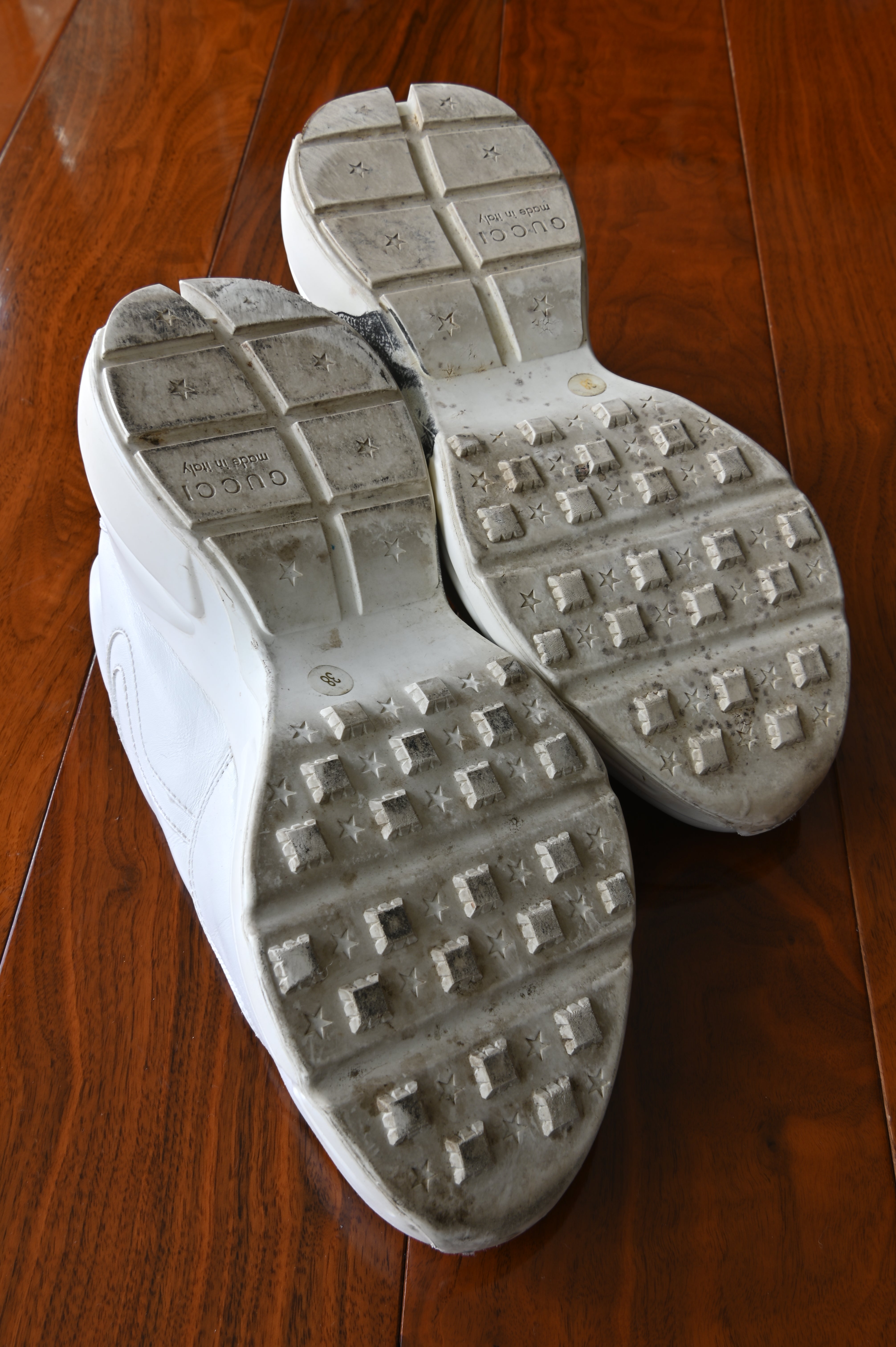 Authentic preloved Gucci White Rhyton Cat Sneakers – oversized Rhyton rubber sole detail