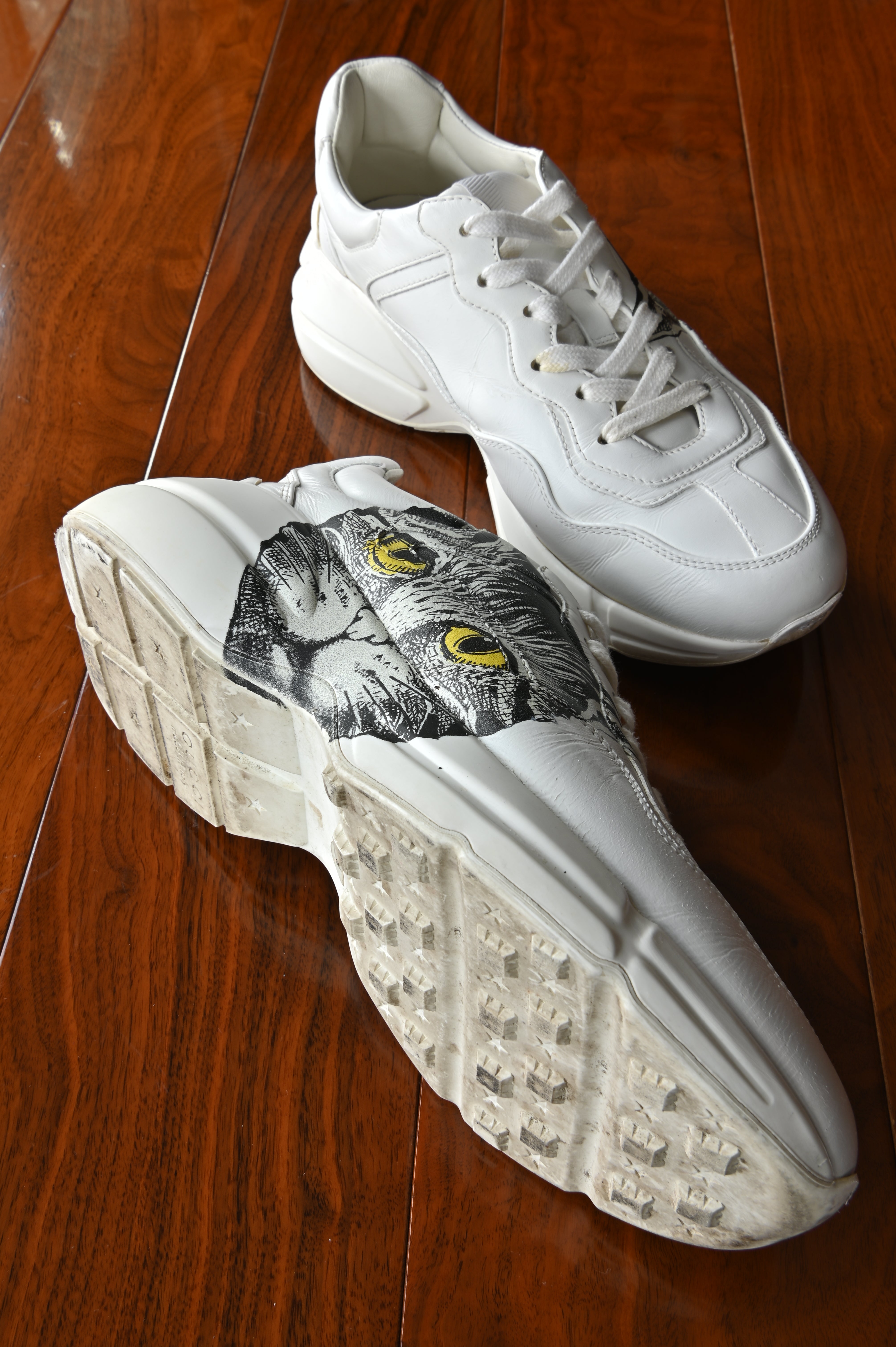 Authentic preloved Gucci White Rhyton Cat Sneakers – right side view with cat graphic