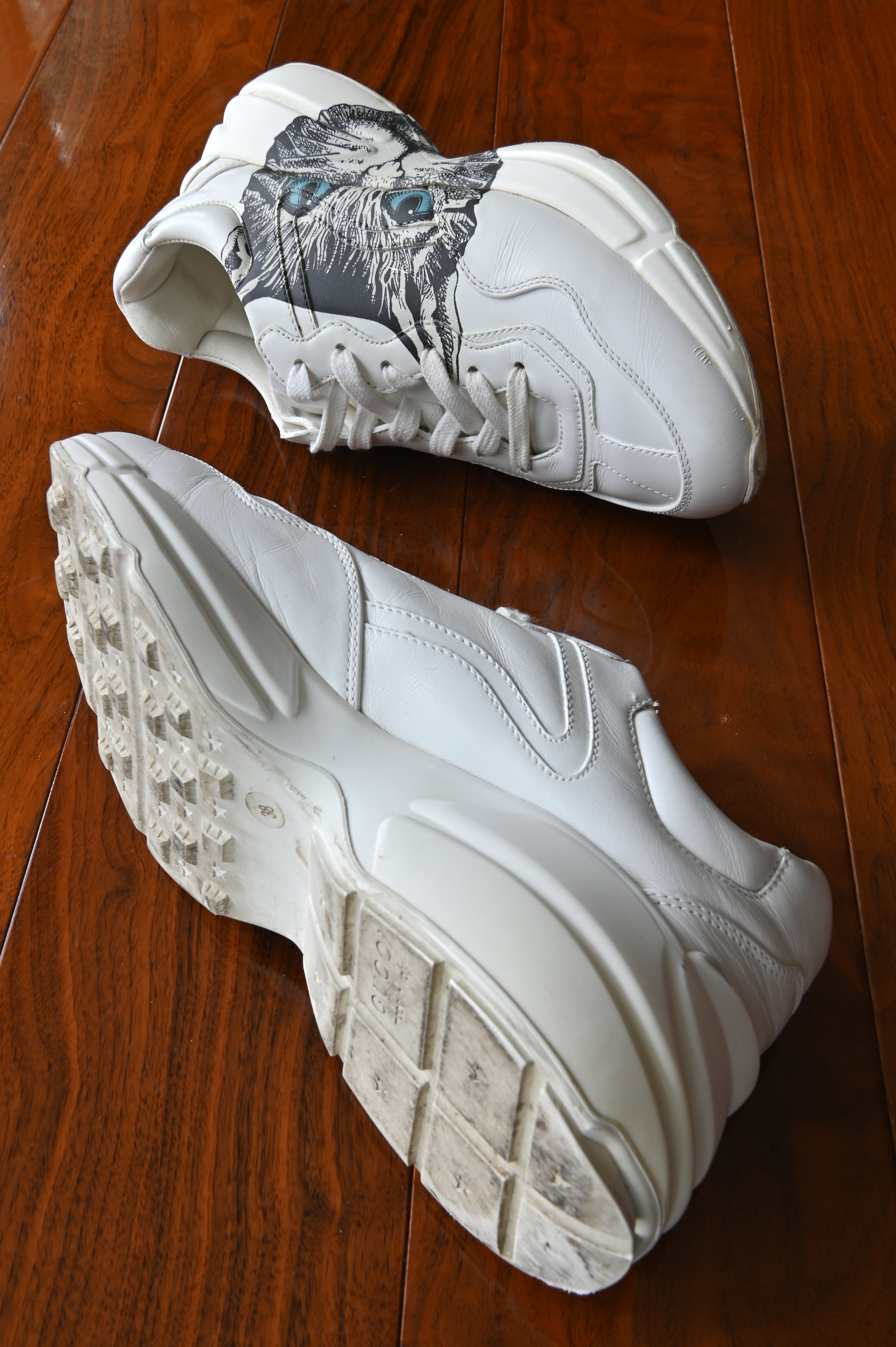 Authentic preloved Gucci White Rhyton Cat Sneakers – right side view