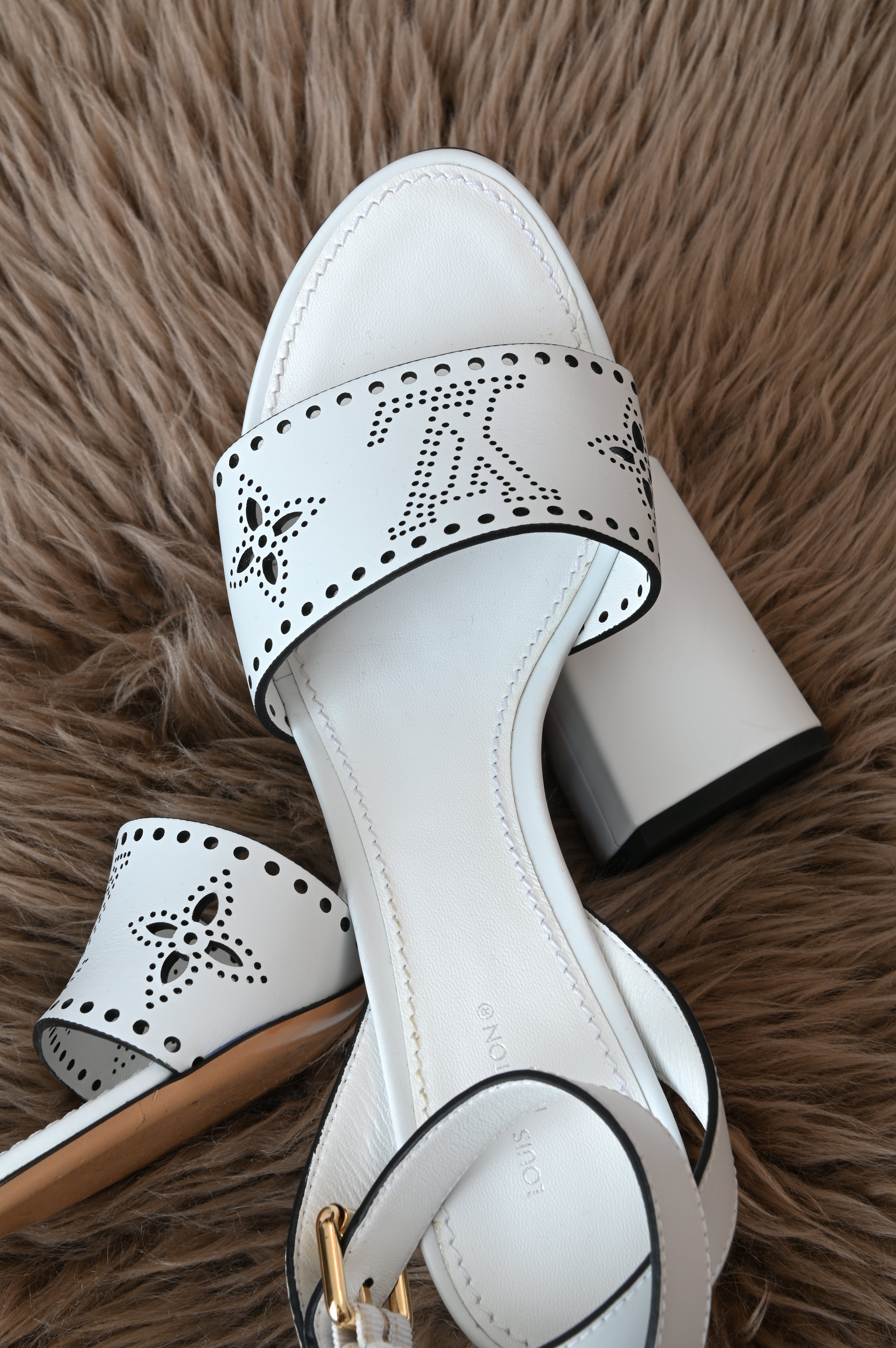 Louis Vuitton Horizon Line in white details