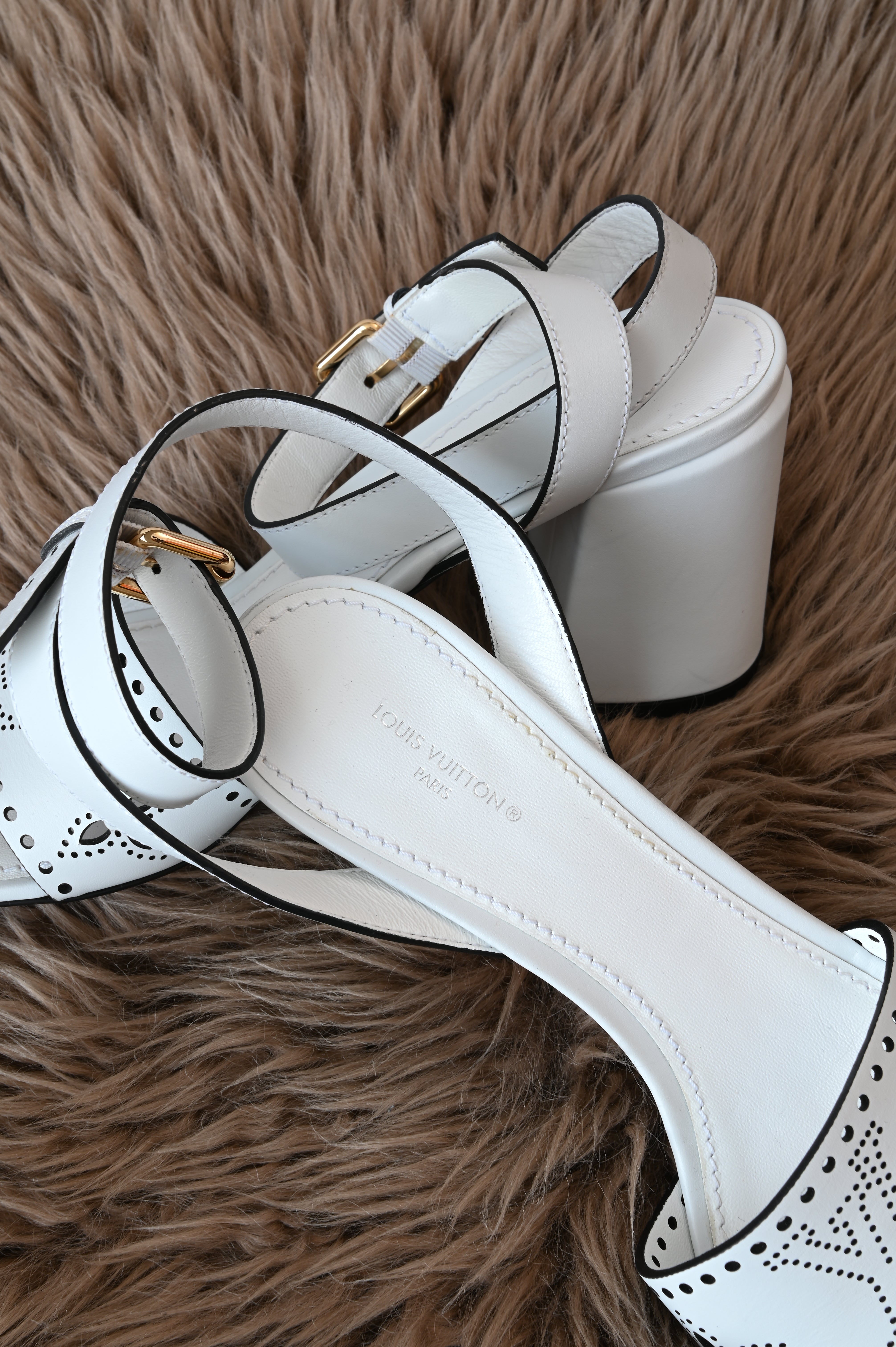 Louis Vuitton Horizon Line in white side 2