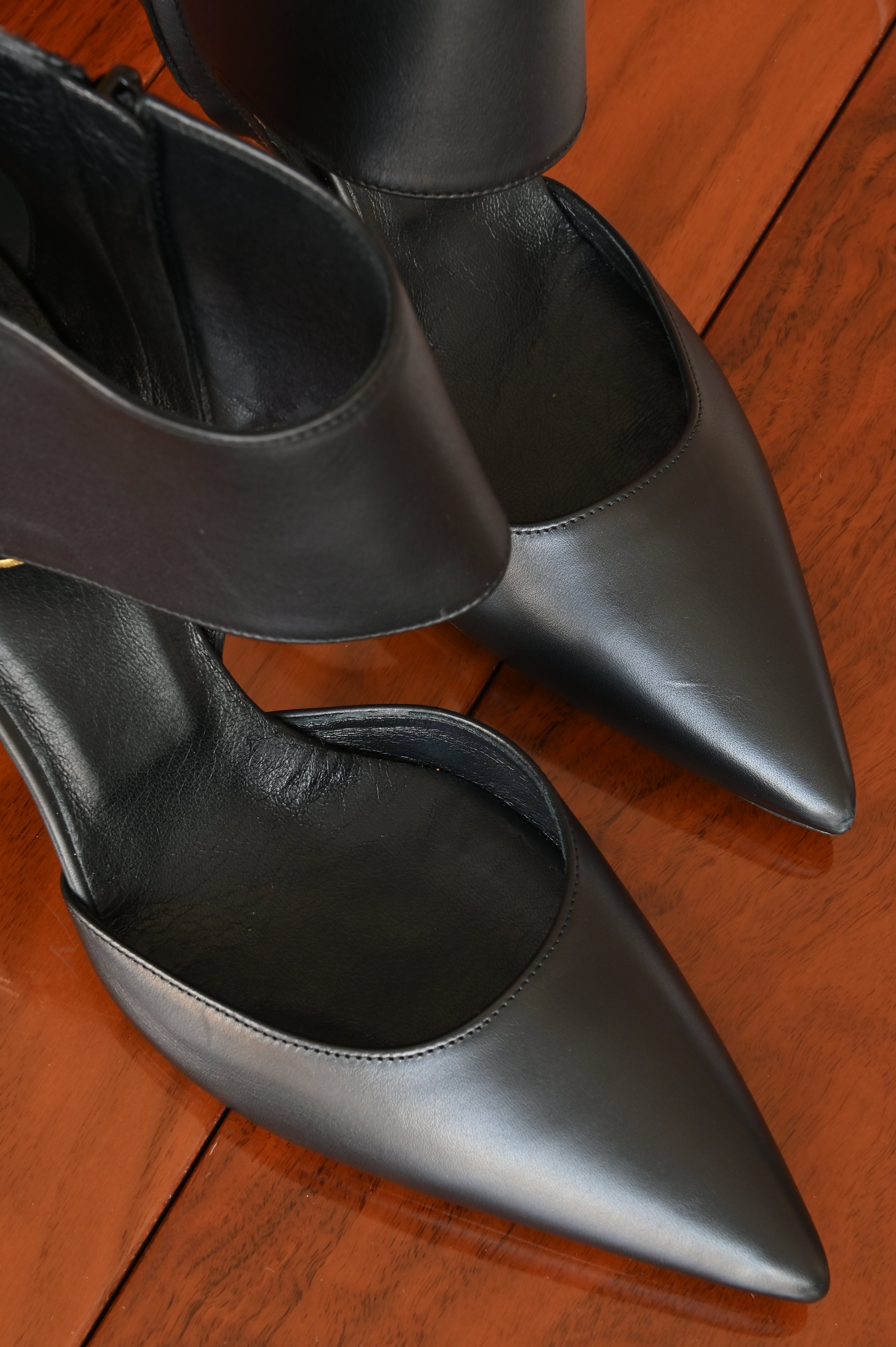 Roger Vivier Black Gold High Heels detail