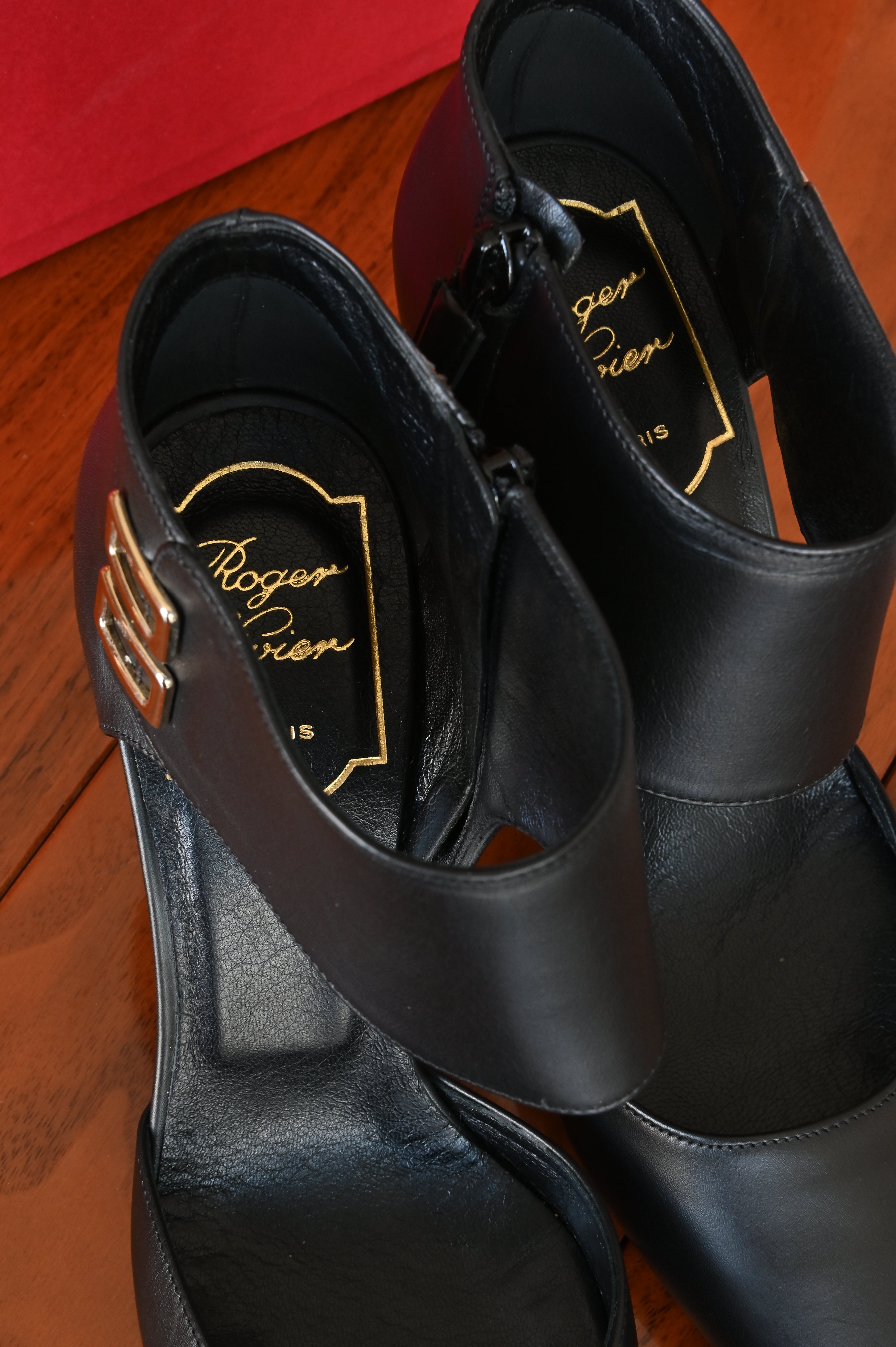 Roger Vivier Black Gold High Heels logo