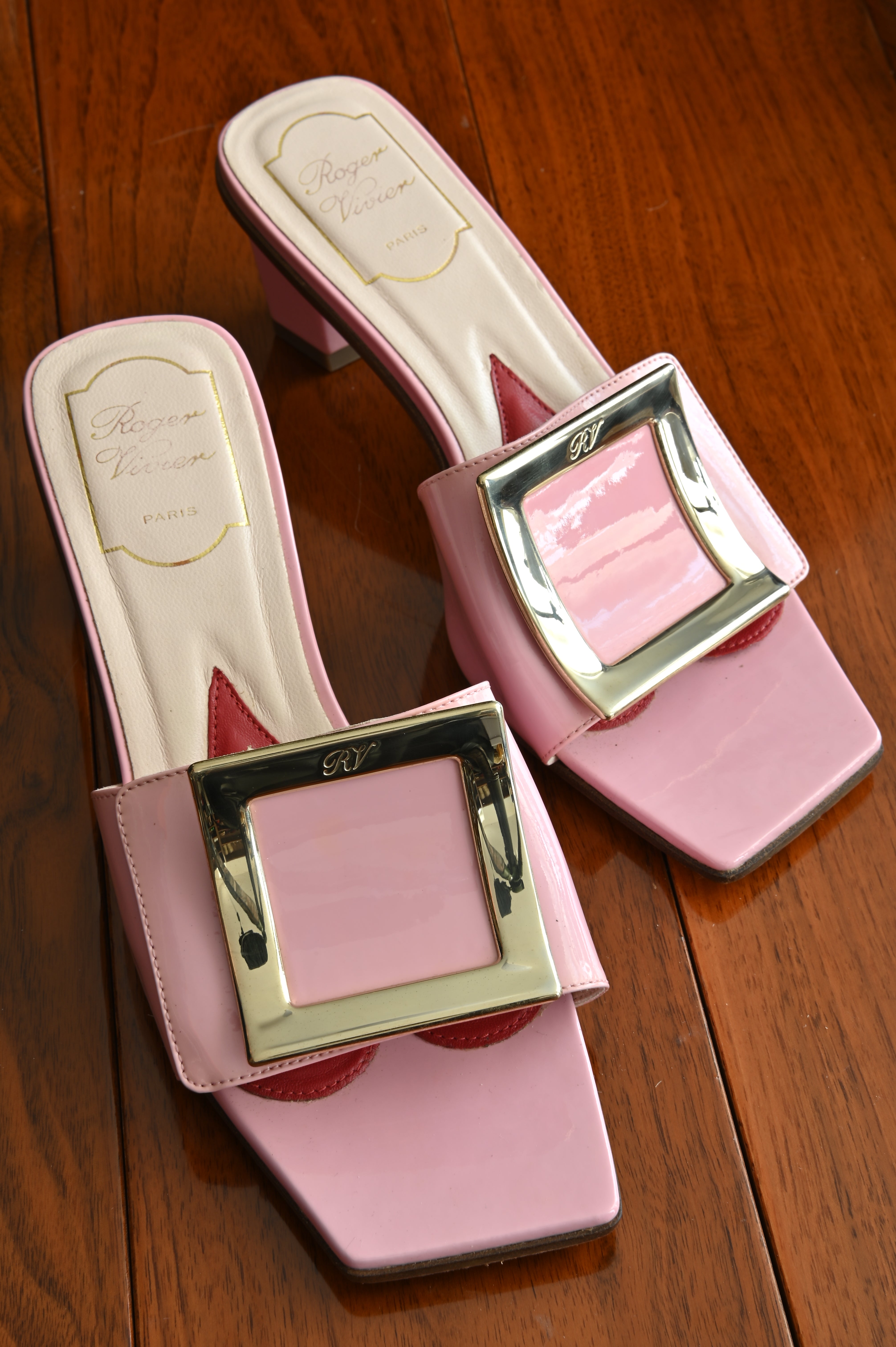 Roger Vivier Love metal Buckle Mule in pink Patent leather