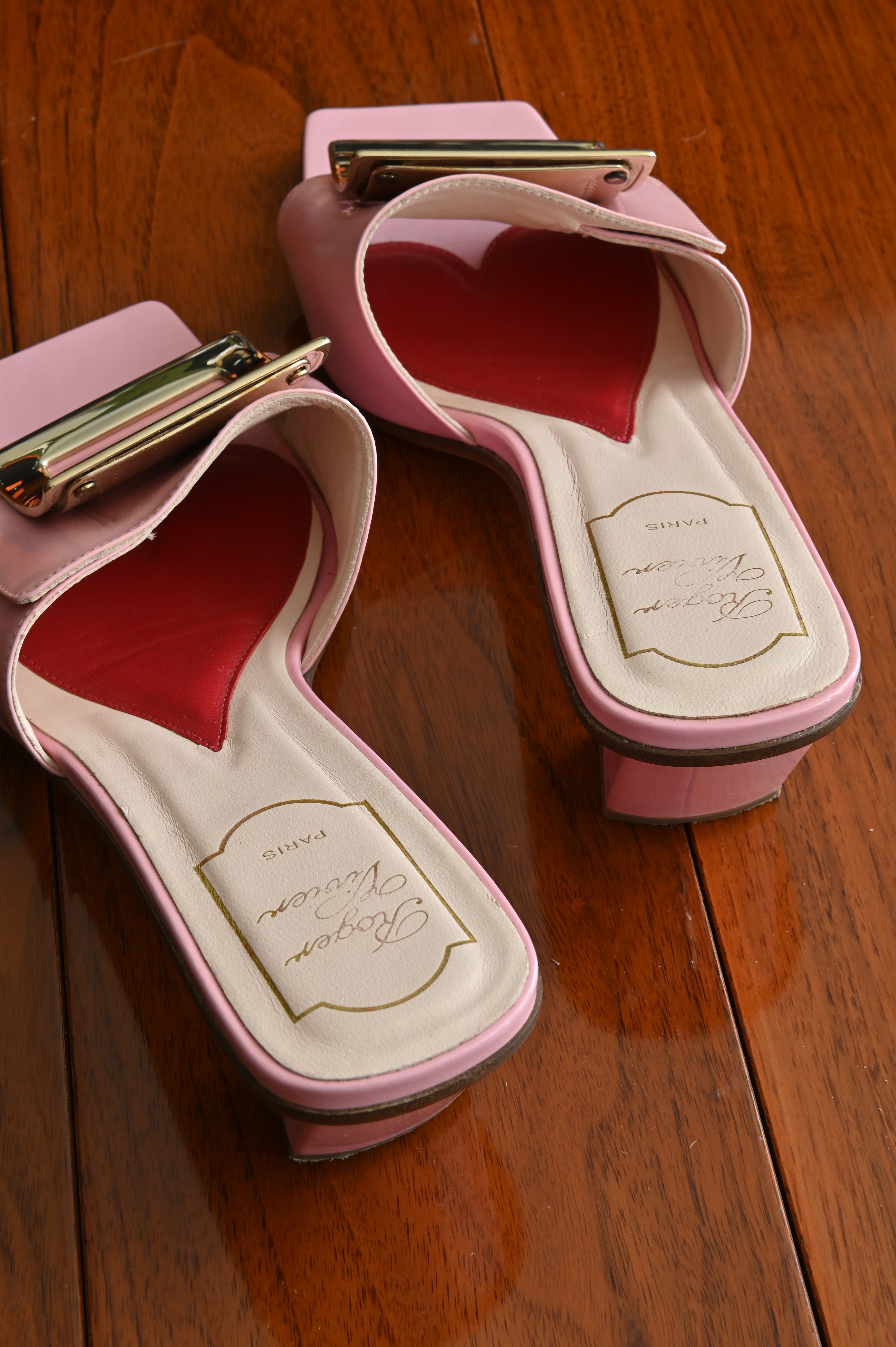 Roger Vivier Love metal Buckle Mule in pink Patent leather