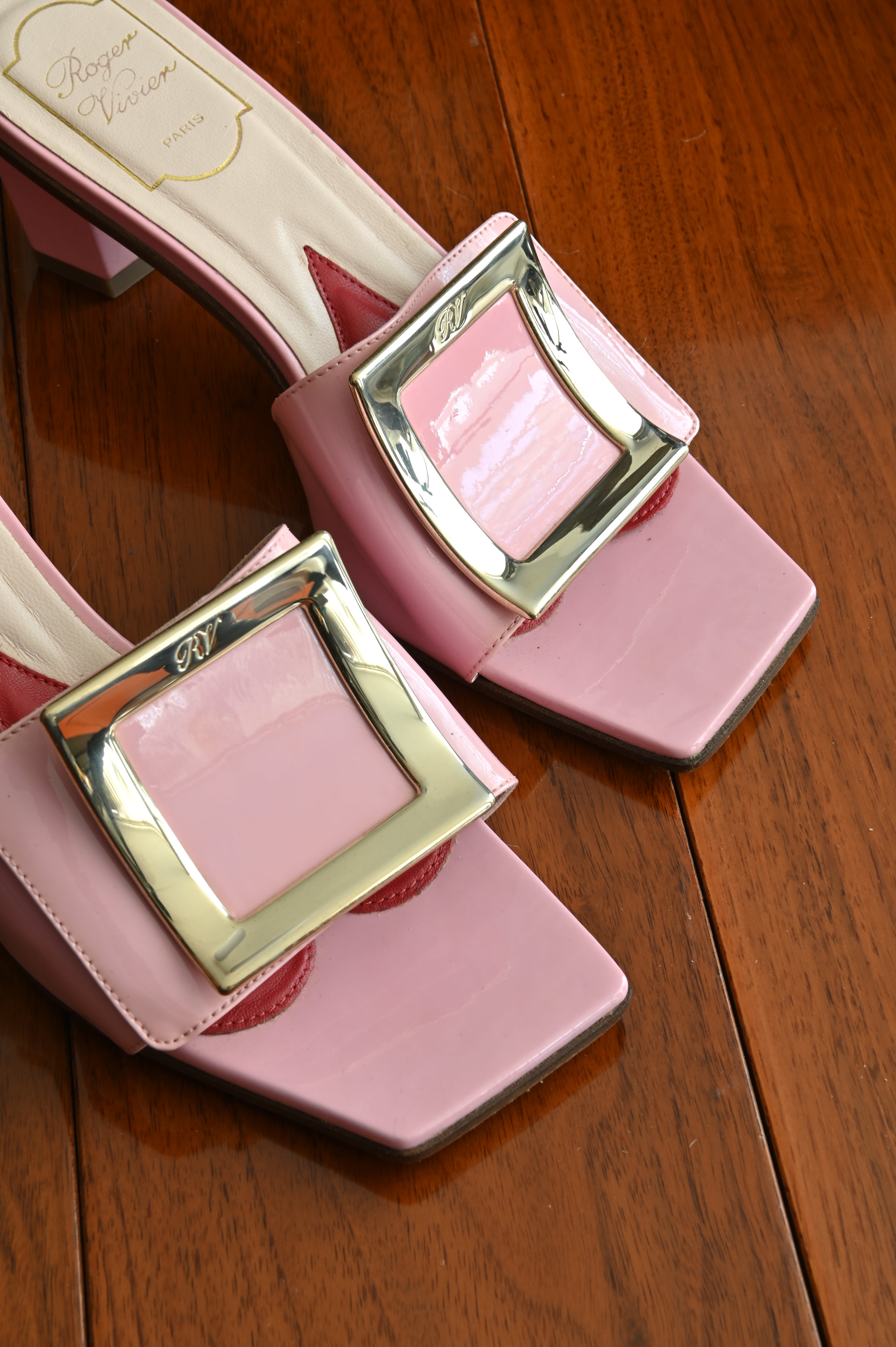 Roger Vivier Love metal Buckle Mule in pink Patent leather