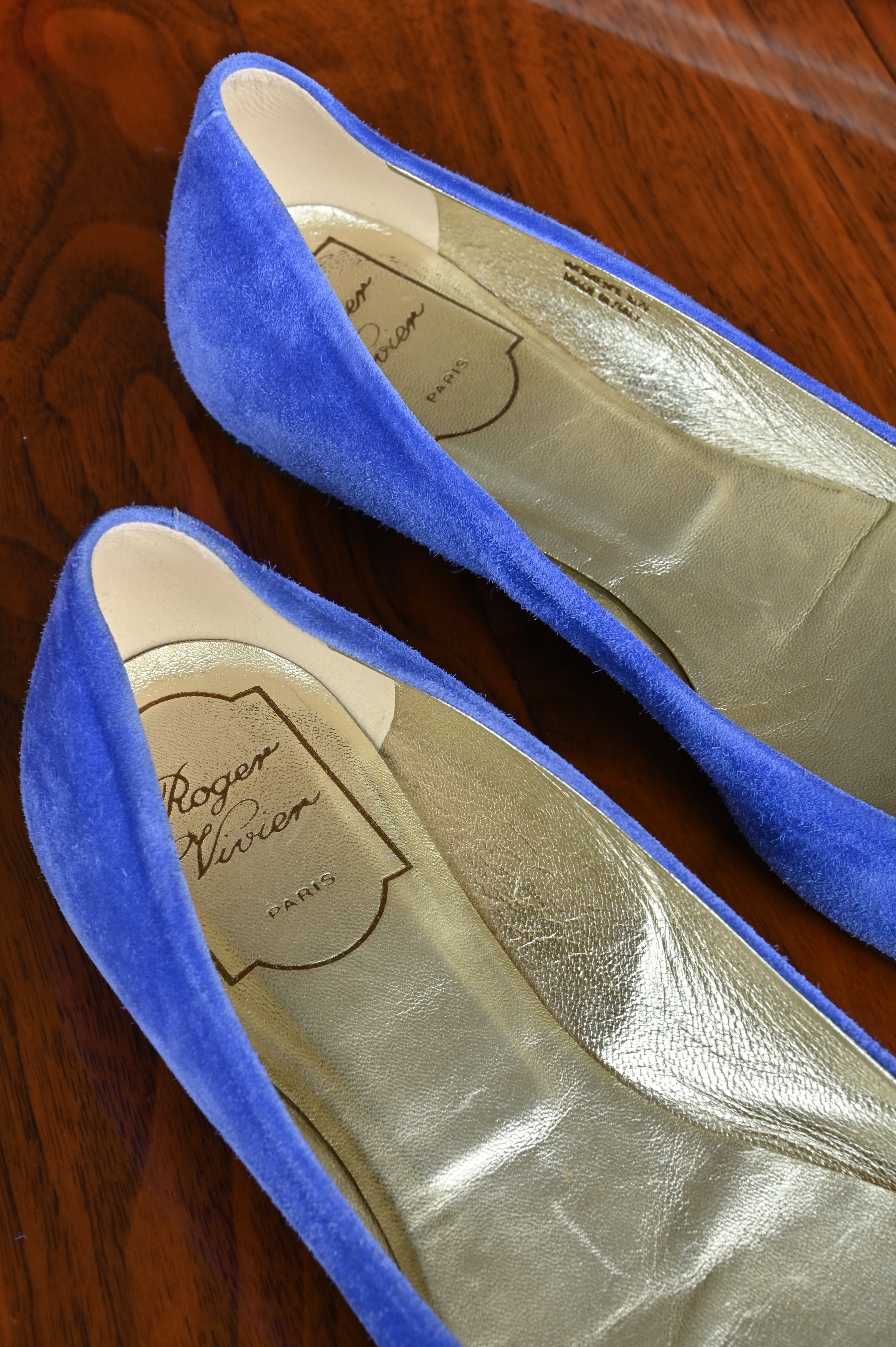 Roger Vivier Royal Blue Gommette Flats logo