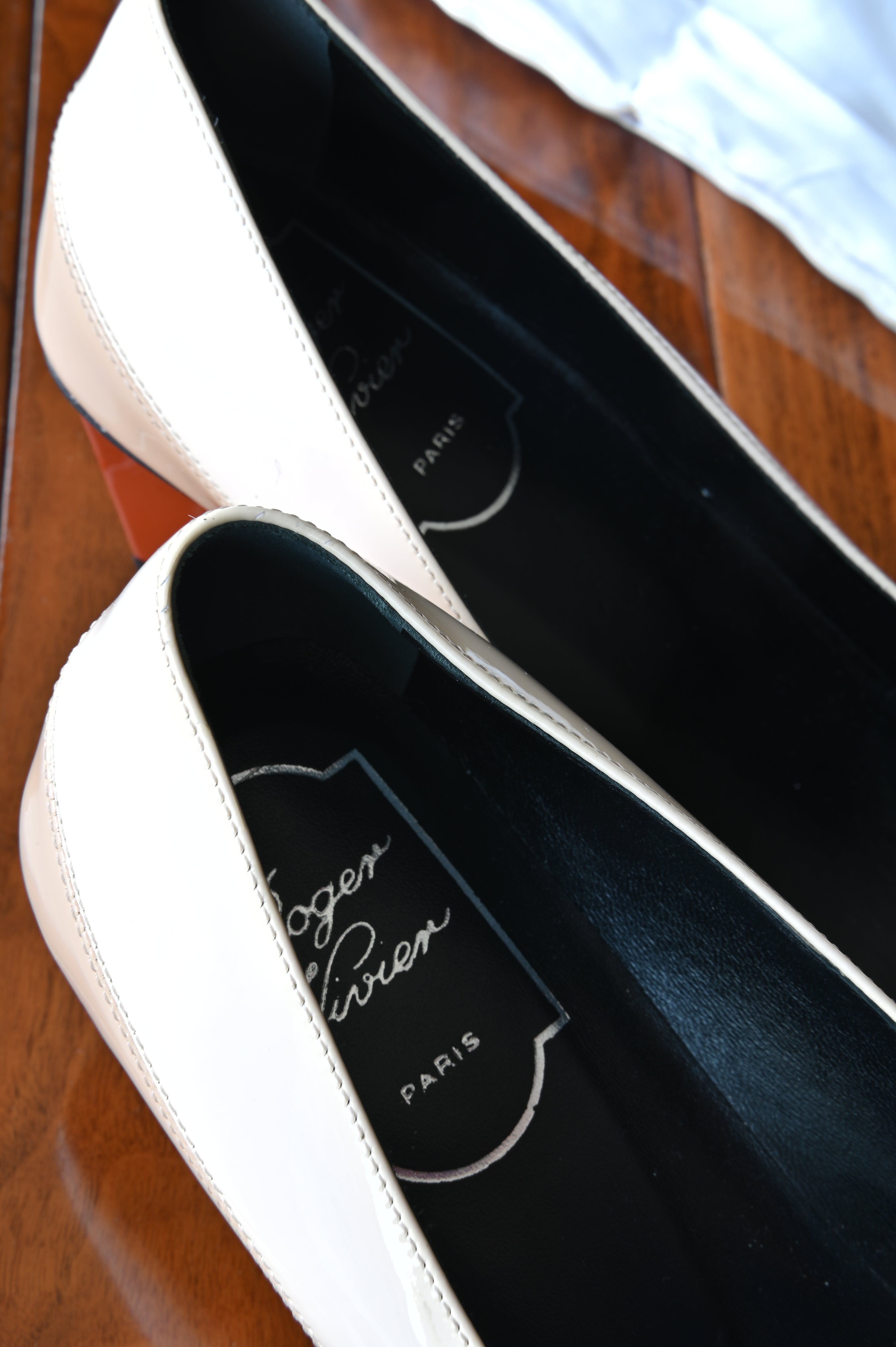Roger Vivier Tricolor Buckle Pumps logo