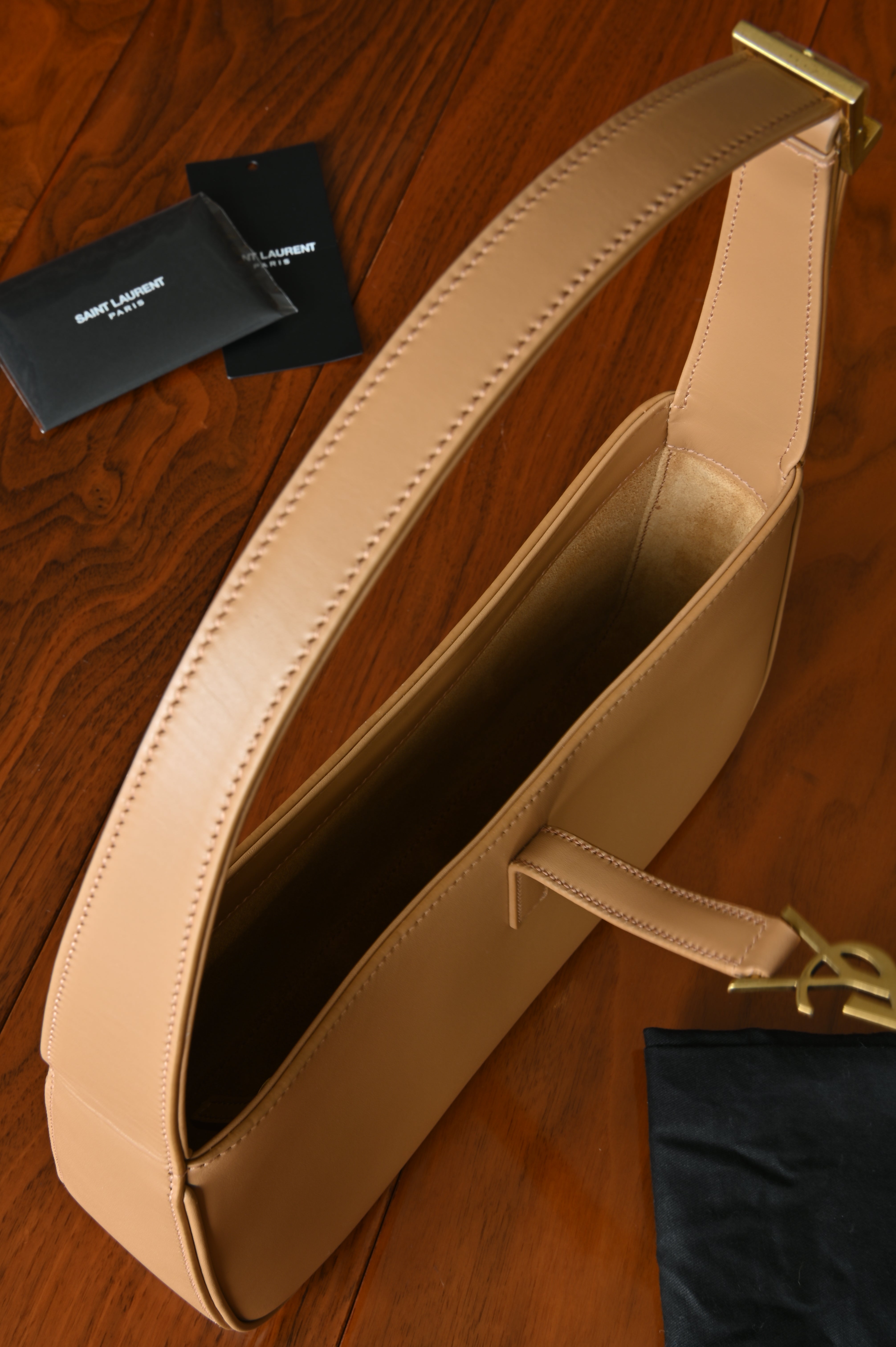 Saint Laurent Le 5 à 7 Hobo Bag Handbag open
